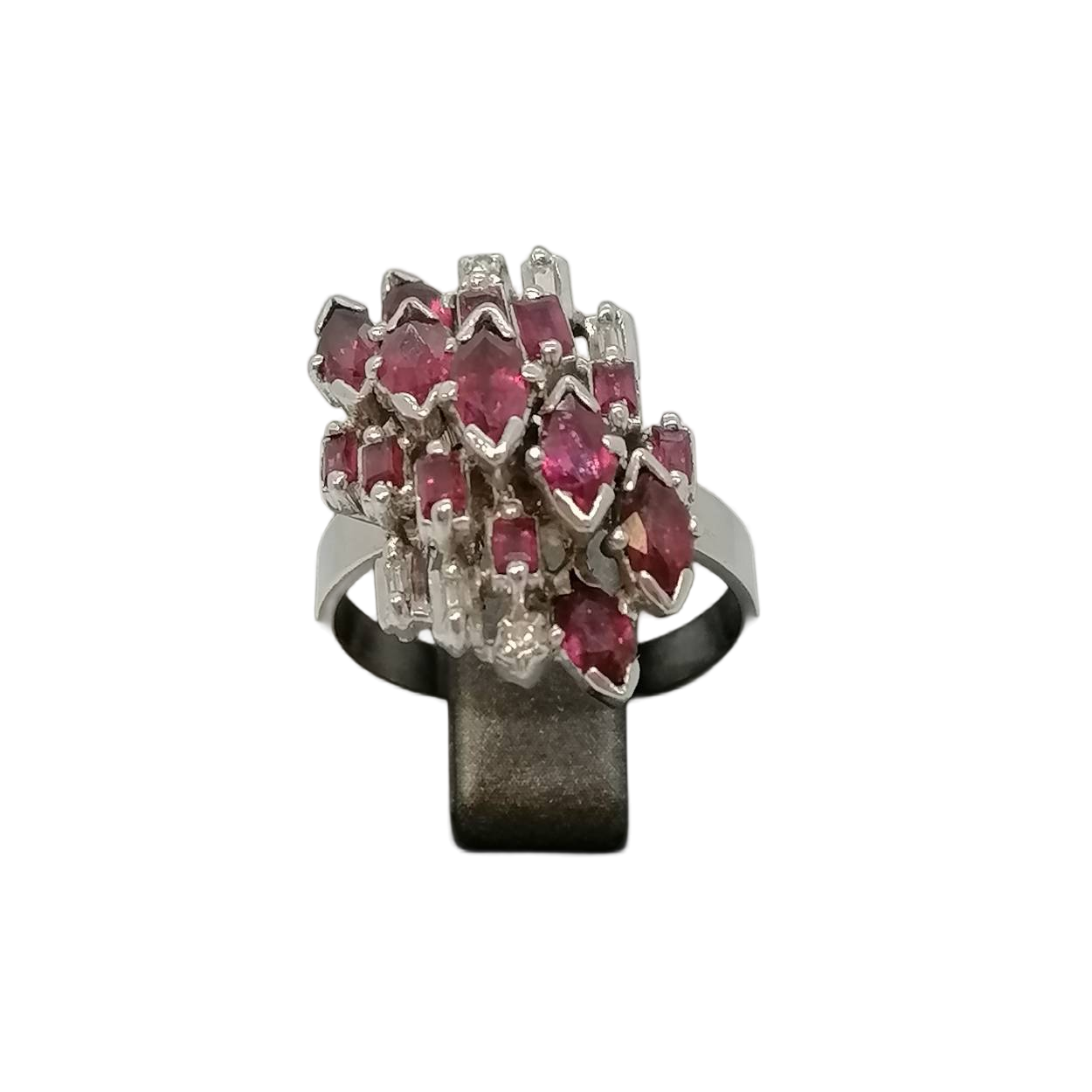 De witgouden ring met modelnummer BREA-000417 beschikt over een 14-karaats gouden constructie, afgewerkt met een schitterende glans. De ring is versierd met diamant en robijn, en verkrijgbaar in maat 55. Het beste om deze elegante ring te dragen is als blikvanger bij speciale gelegenheden of als verfijnde aanvulling op dagelijkse outfits. Perfect voor uw juwelencollectie!