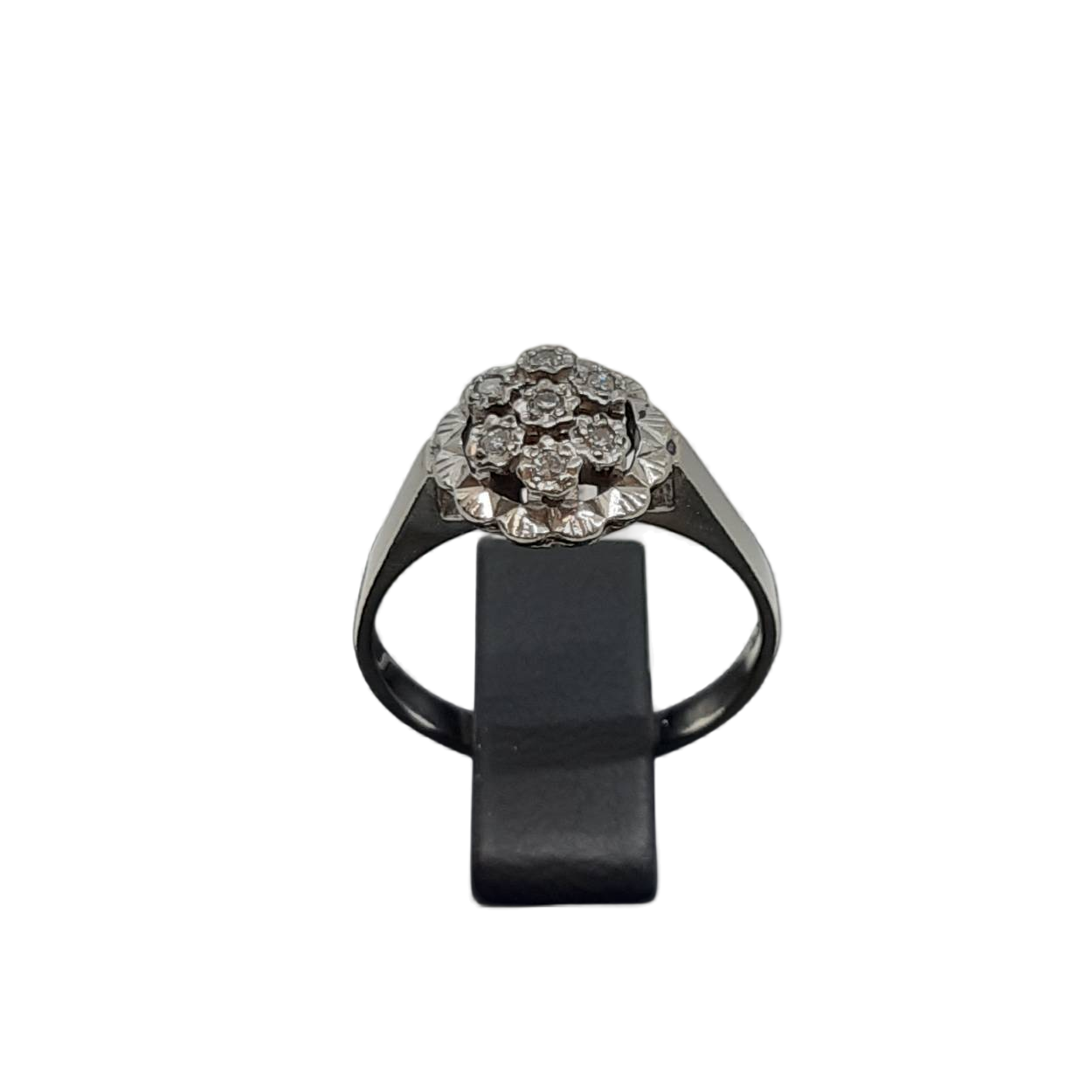 Ontdek de schitterende witgouden ring met modelnummer BREA-0001385. Deze verfijnde 14k gouden ring is bezet met briljante diamanten en straalt elegantie uit. Perfect voor dagelijks gebruik. Draag deze ring op maat 54 voor een subtiele, maar luxueuze uitstraling. Stijlvol te combineren met zowel casual als formele outfits. Voeg een vleugje klasse toe aan elke gelegenheid met deze tijdloze ring.