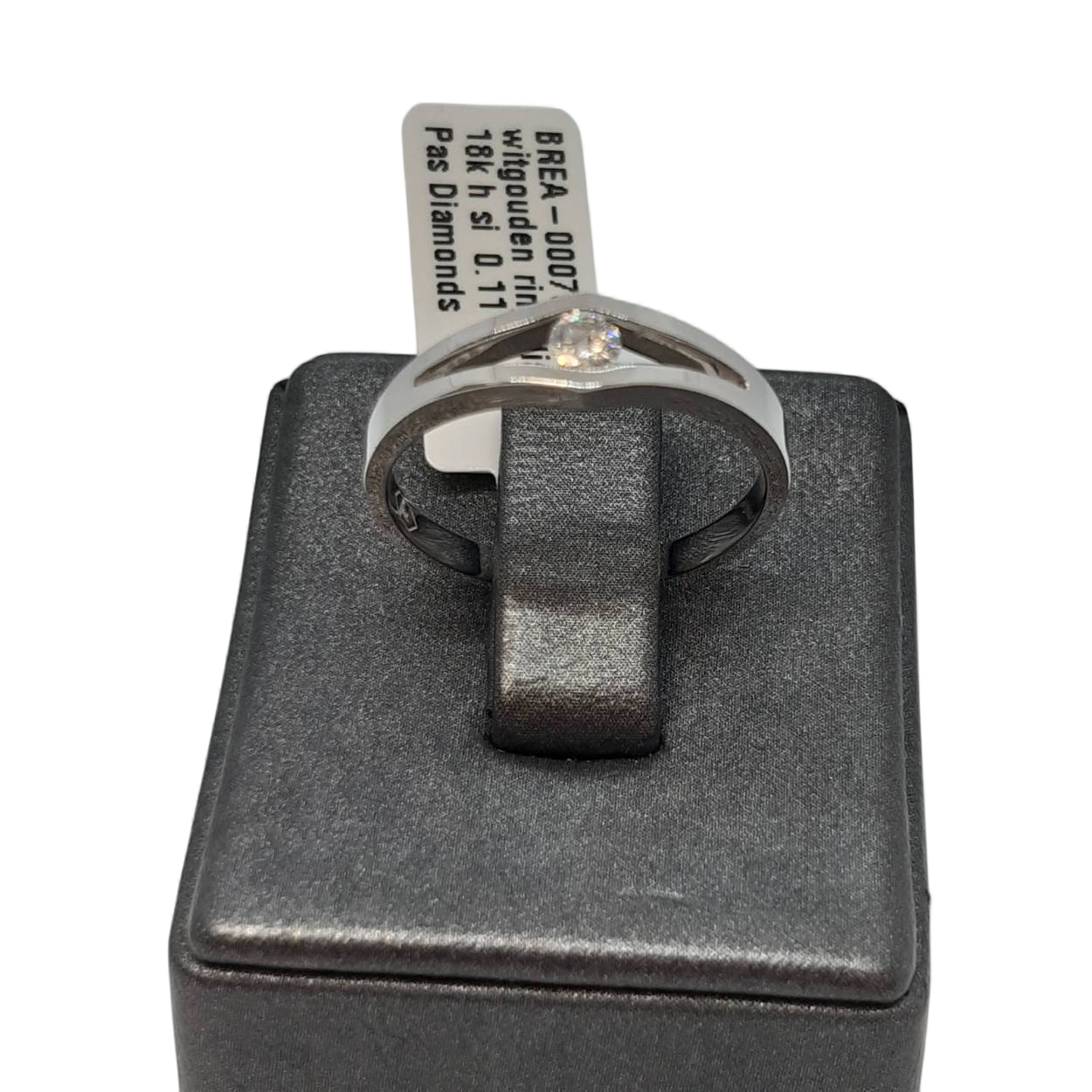 De witgouden ring met diamant (modelnummer BREA-000796) is een elegante 18 karaats verlovingsring, met een H SI diamant van 0,11 karaat. Het heeft een glanzende afwerking en is maat 54. Ideaal voor verlovingen, kan deze ring dagelijks gedragen worden voor een vleugje luxe en stijl. Perfect voor speciale gelegenheden en dagelijkse elegantie.