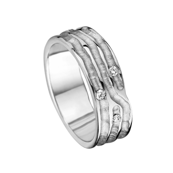 De rig is in witgoud 18 karaat met 3 briljantjes voor 0.05ct.