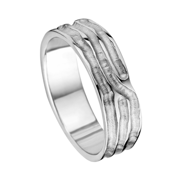 De ring is in wit goud deels mat en is 6 mm breed