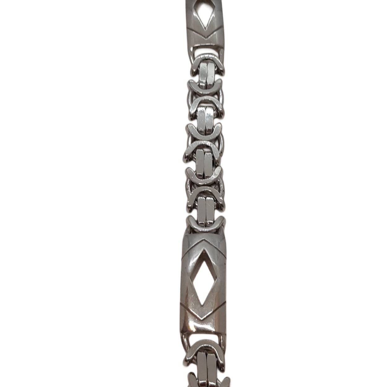 De zilveren 925 schakel manen armband, modelnummer BREA-000206, is gemaakt van hoogwaardig 925 sterling zilver en weegt 50,24 gram. De armband heeft een glanzende afwerking en een breedte van 10,77 mm. Met een lengte van 205 mm is het ideaal om dagelijks te dragen voor een stijlvolle en verfijnde look. Perfect voor elke gelegenheid.