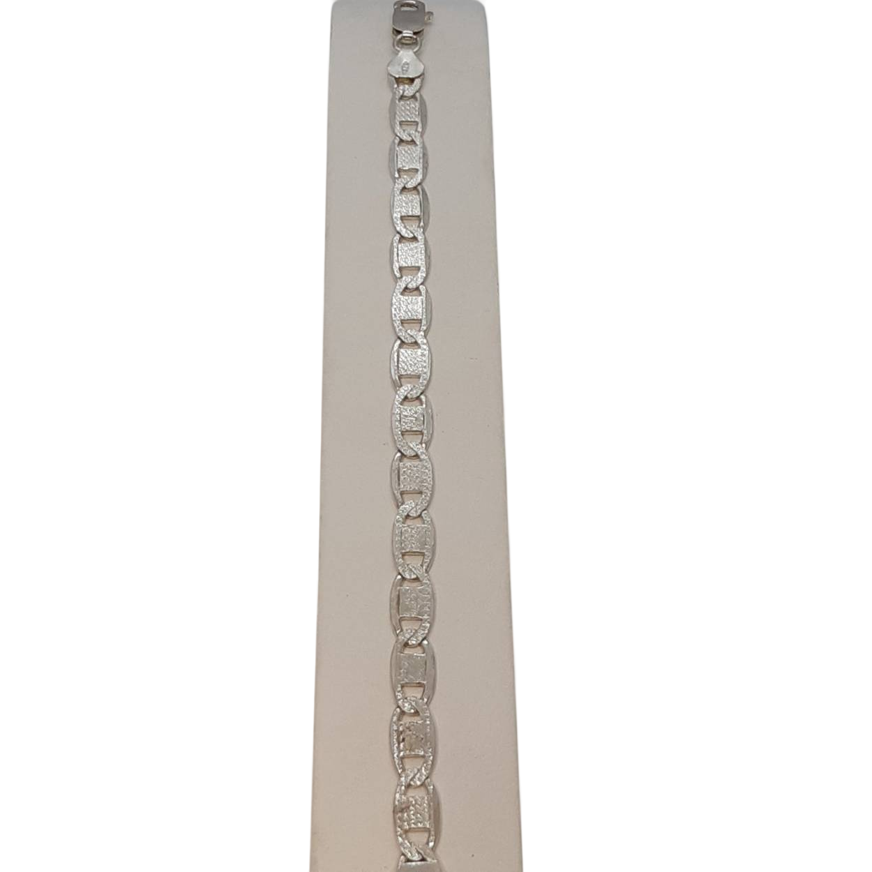 De zilveren 925 schakel manen armband, modelnummer BREA-000211, is een elegante armband van een niet-gedefinieerd merk. Met een breedte van 7 mm en glanzend afwerking, voegt het een verfijnde touch toe aan elke outfit. Draag het solo voor een subtiele look of combineer met andere sieraden voor een trendy stijl. Perfect voor elke gelegenheid.