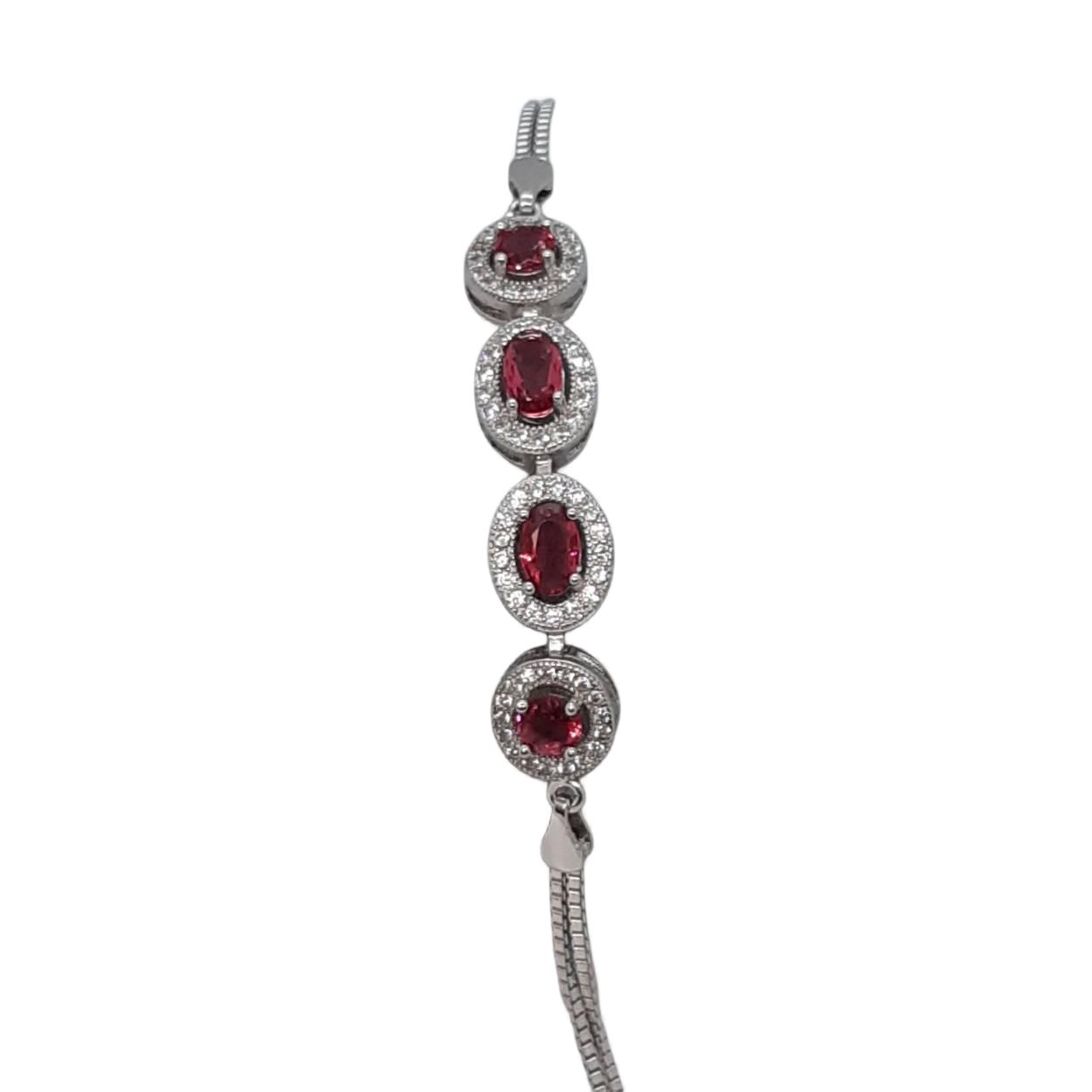 De zilveren armband, modelnummer BREA-000240, is gemaakt van 925 sterling zilver en is 16-19 cm lang. De armband heeft rode stenen, waardoor het een elegante uitstraling heeft. Perfect voor zowel dagelijks gebruik als speciale gelegenheden. Draag hem solo of gecombineerd met andere armbanden voor een stijlvolle look. Een tijdloos sieraad voor elke gelegenheid.