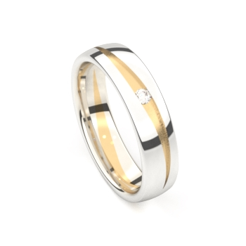 De ring is van geel en witgoud 18 karaat, de ring heeft een diamant van 0.03ct