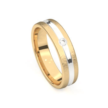 De ring is van geelgoud 18 karaat met een witgouden band waarin een briljant van  0.04ct is gezet