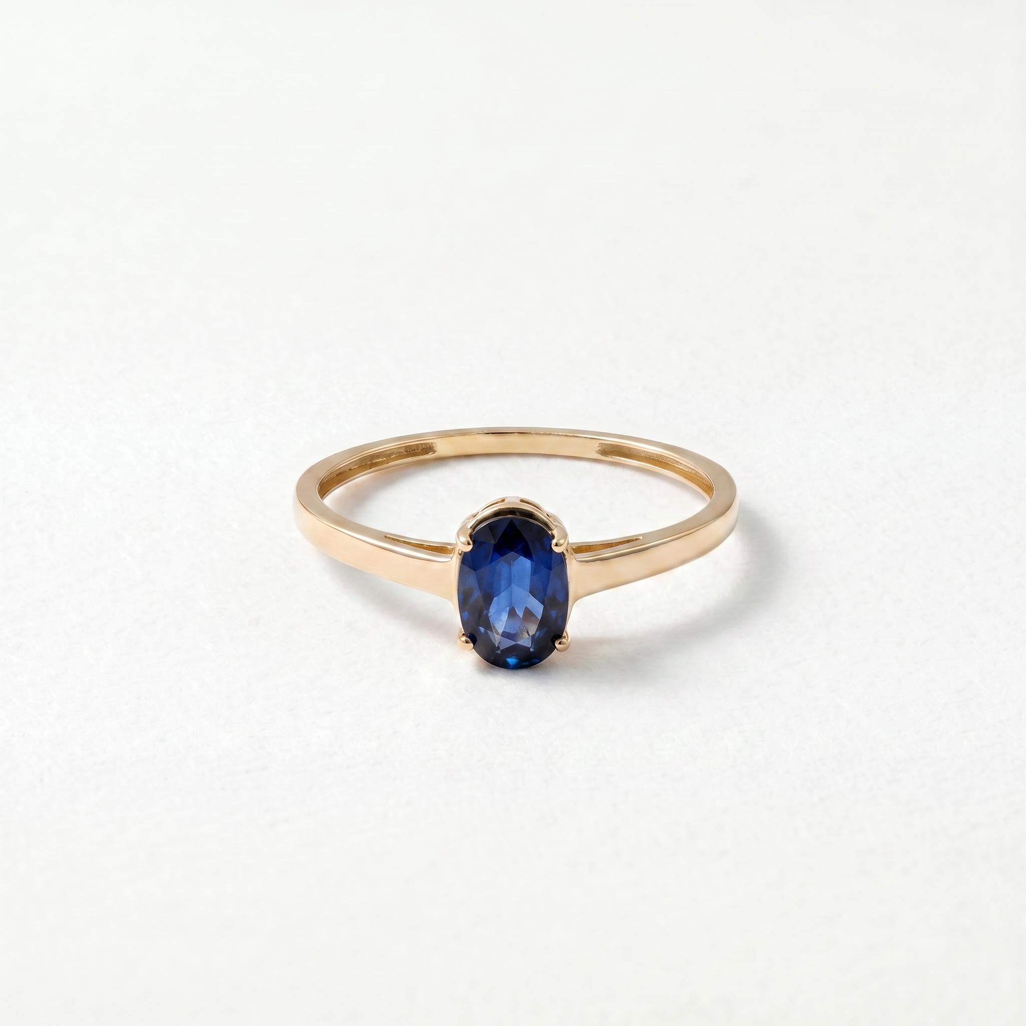 Deze prachtige 14 karaat gouden ring, modelnummer S13754, bevat een schitterende blauwe saffier in een ovale slijpvorm. De ringmaat is 54 en het goud heeft een warme goudkleur. Draag deze elegante ring als opvallend sieraad voor speciale gelegenheden of dagelijks als luxe accent bij uw outfit. Een tijdloze aanvulling op elke sieradencollectie.