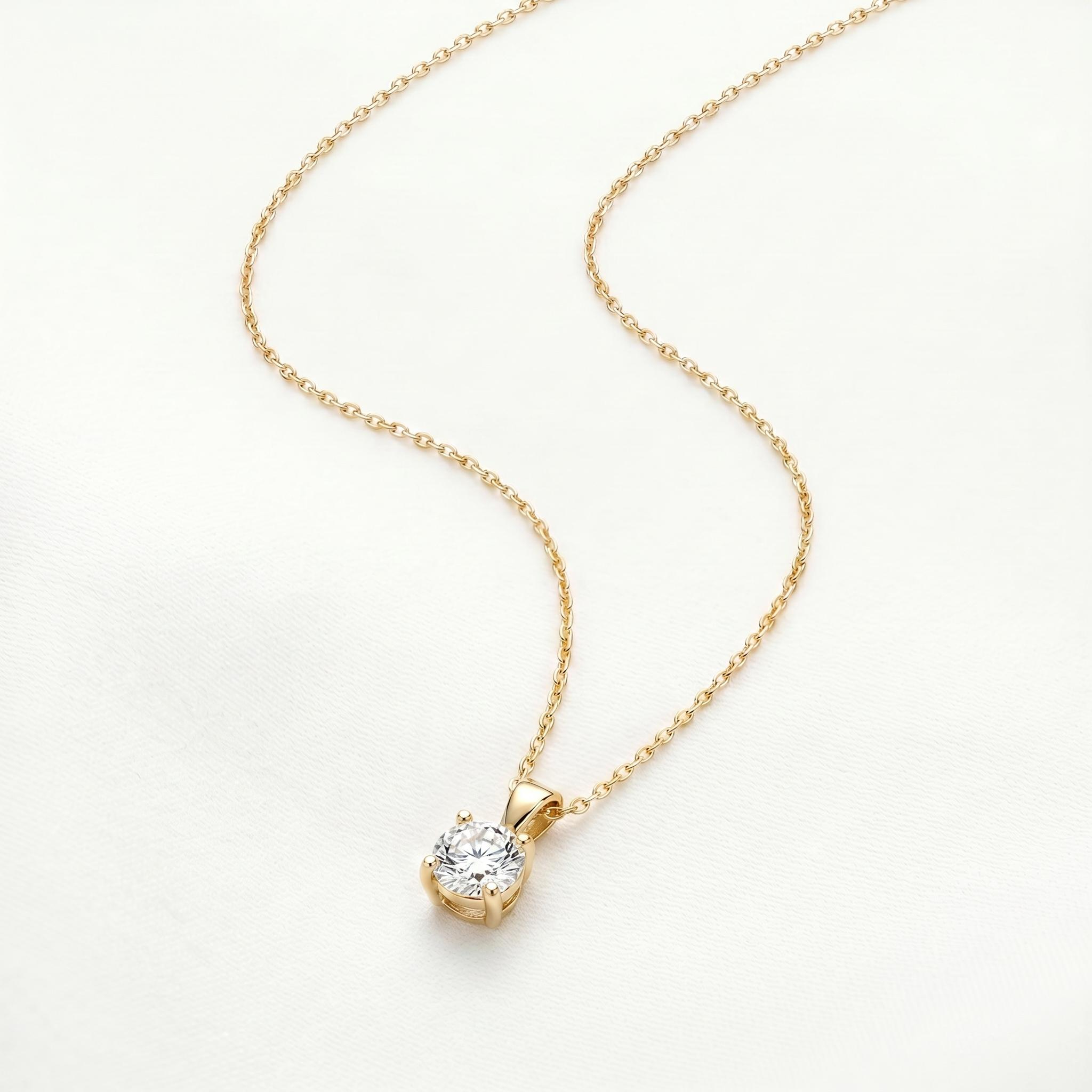 Deze prachtige 14 karaat gouden solitaire diamanten ketting, model P2280, combineert elegantie en verfijning. De briljant geslepen diamant van 0,20 karaat schittert subtiel aan een 45 cm lange, goudkleurige ketting. Perfect voor zowel formele gelegenheden als dagelijkse elegantie, voegt deze delicate ketting een vleugje luxe toe aan elke outfit. Draag het solo voor maximale impact.