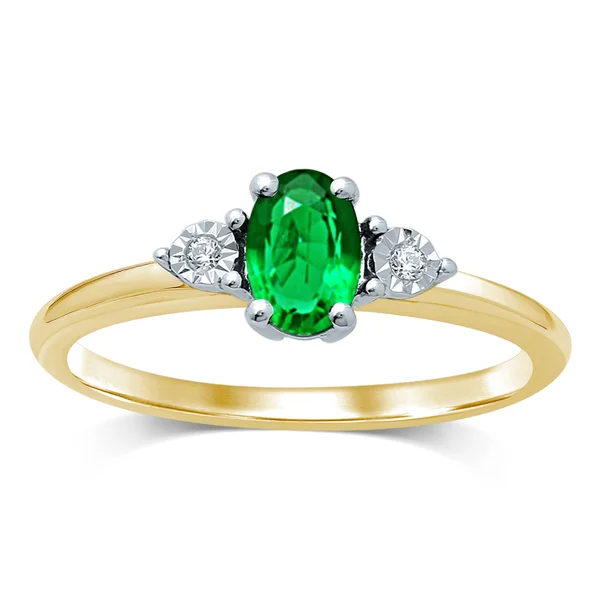 14k Geelgouden ring met een ovale smaragd en aan weerszijden van de smaragd een briljant geslepen diamant, gezet in een illusie chaton