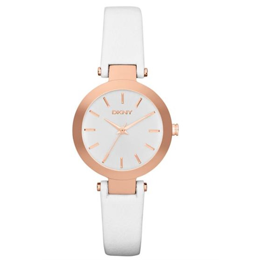 DKNY HORLOGE NY8784 biedt verfijnde elegantie met een roestvrijstalen kast in ros&eacute;goudkleur en een witte wijzerplaat met strepenindex. Het analoge uurwerk heeft een mineraalglas en een waterdichtheid van 5 ATM. De horlogeband van echt leer in het wit maakt het stijlvol af. Perfect te dragen als modieus accessoire bij elke gelegenheid.