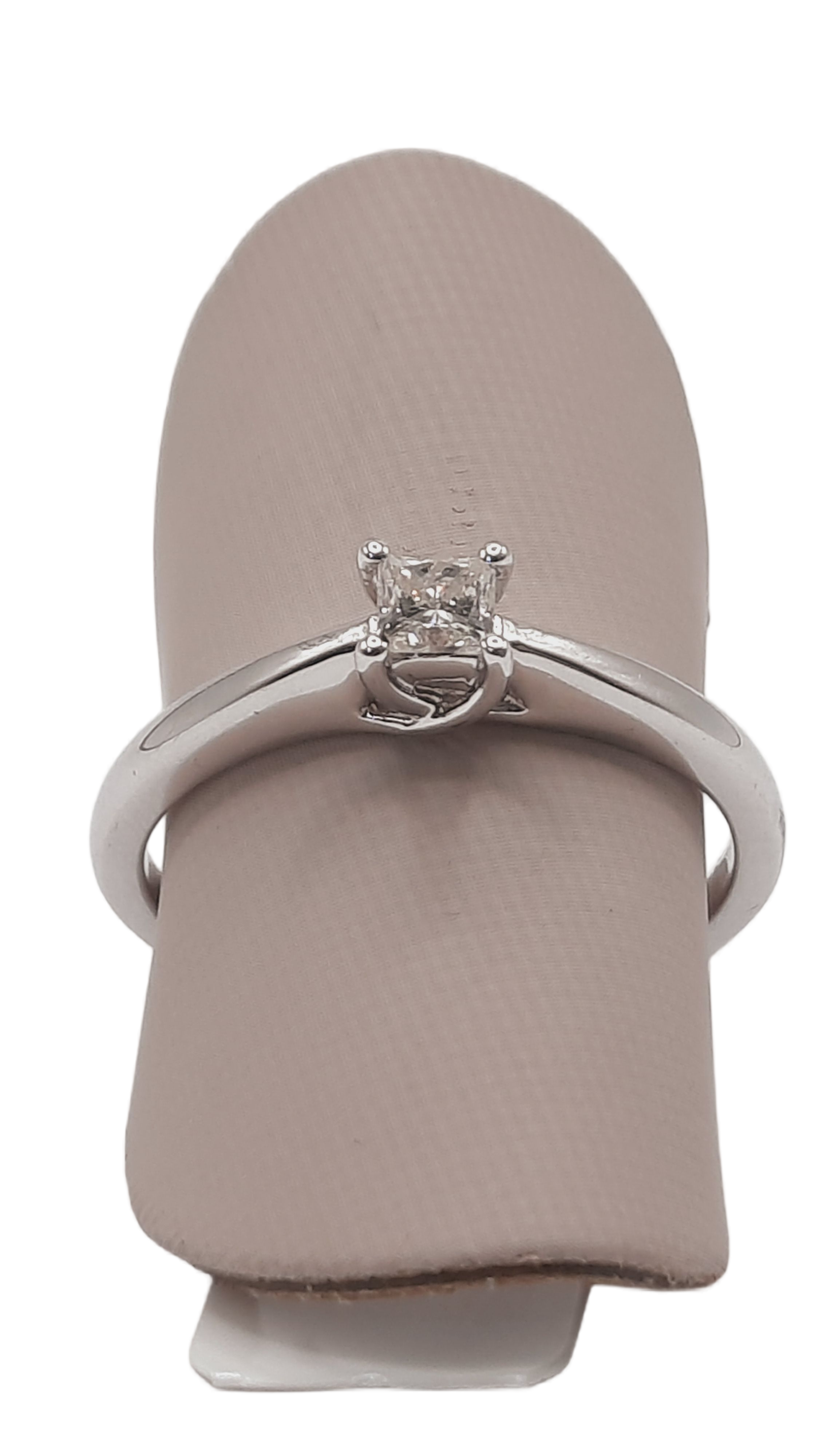 De product met modelnummer 0002443 is een schitterende ring geschikt voor verlovingen. Gemaakt van goud gevuld met 9-karaats goud en bezet met een briljante witte diamant van .10 karaat, zuiverheid SI1, kleur G. Ideaal te dragen bij speciale gelegenheden of dagelijks voor een vleugje elegantie en verfijning. Een tijdloos juweel voor elke sieradenliefhebber.
