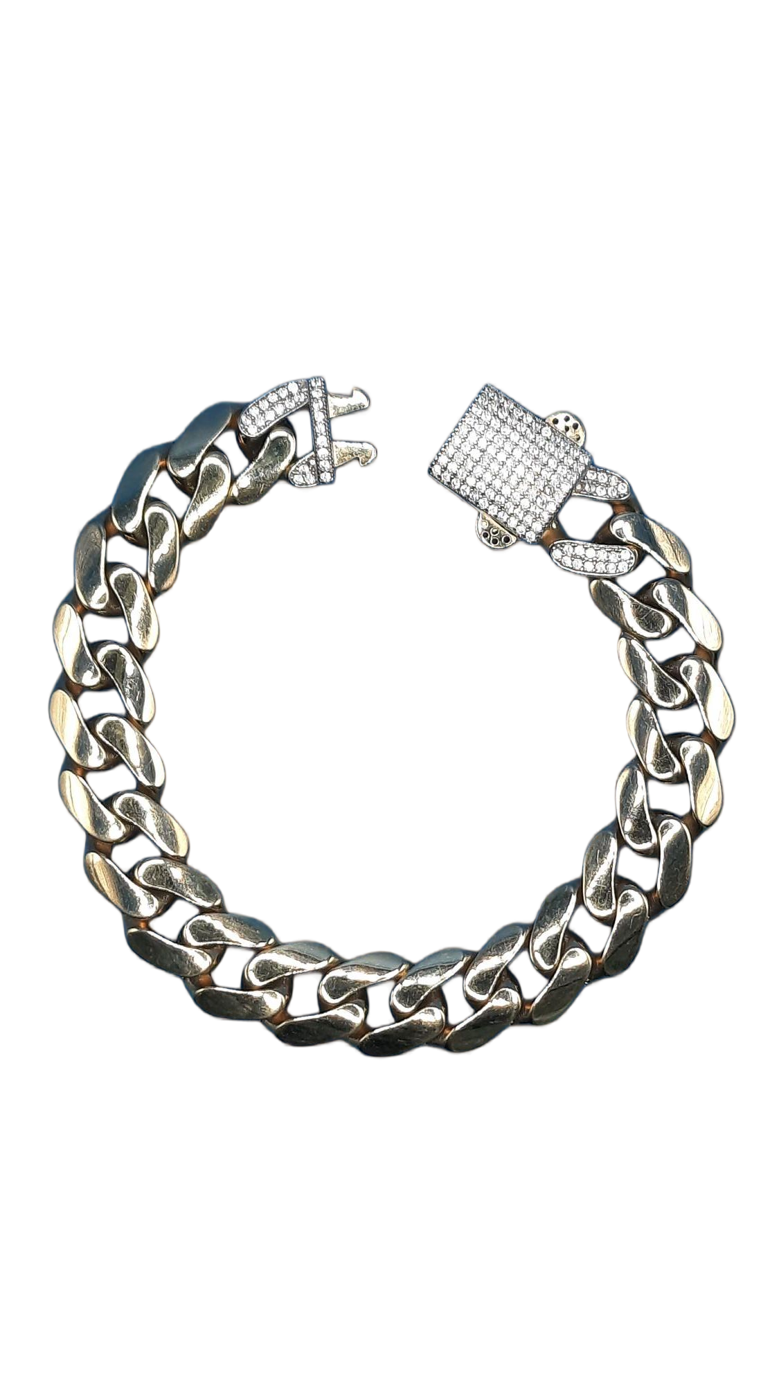 Deze gouden armband, modelnummer BREA-0002871, straalt elegantie uit. Gemaakt van 14-karaats goud, weegt hij 15,67 gram en heeft een breedte van 11,6 mm. De armband is goudkleurig en hoogglanzend. Met een lengte van 195 mm is het een perfecte aanvulling voor elke gelegenheid, van dagelijks gebruik tot formele evenementen. Draag met zelfvertrouwen!