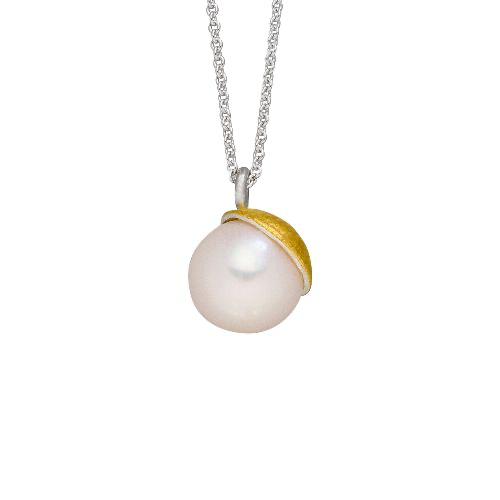 Die Ankerkette mit Perle, besticht durch ihre hochwertige Ankerkettengliederung, abgerundet mit eleganten Perlen, und ist in der Kategorie "Schmuck" vermerkt. Sie verleiht jedem Outfit eine edle Note und sollte am besten zu formellen oder festlichen Anl&auml;ssen getragen werden, um ihren Glanz optimal zur Geltung zu bringen.
