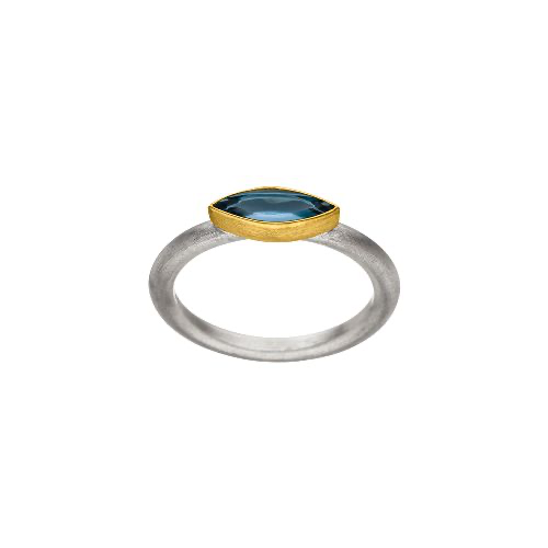 Der Ring  besticht durch seinen eleganten blauen Edelstein und geh&ouml;rt zur Kategorie Schmuck (JEWEL). Tragen Sie dieses exquisite Schmuckst&uuml;ck als alleinstehendes Highlight oder kombinieren Sie es mit passenden Accessoires f&uuml;r einen harmonischen Look. Ideal f&uuml;r besondere Anl&auml;sse oder um jedem Outfit einen edlen Akzent zu verleihen.