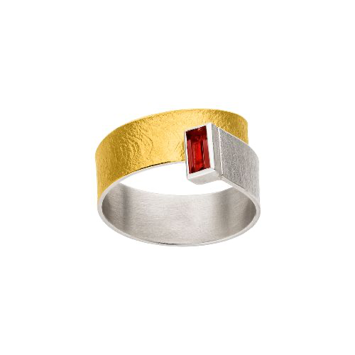 Der Ring R1428 Granat (56) besticht durch sein elegantes Design und strahlt in einem satten Granatrot. Das Modell R1428GTW ist ideal f&uuml;r alle, die ein stilvolles Statement setzen m&ouml;chten. Ideal als Hingucker an besonderen Anl&auml;ssen oder als t&auml;gliches Accessoire. Tragen Sie ihn allein oder in Kombination mit anderen Schmuckst&uuml;cken f&uuml;r einen modernen Look.