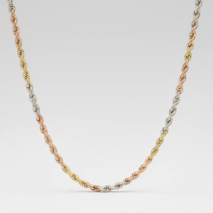 Het 14k 45cm koord collier tricolor combineert elegantie met veelzijdigheid, dankzij de driekleurige 14k-gouddraden. Ideaal voor zowel dagelijkse als formele gelegenheden. Draag het alleen voor een verfijnde look of combineer met andere kettingen voor een gelaagd effect. Perfect om subtiel op te vallen met een vleugje luxe. Een tijdloos sieraad in elke collectie.
