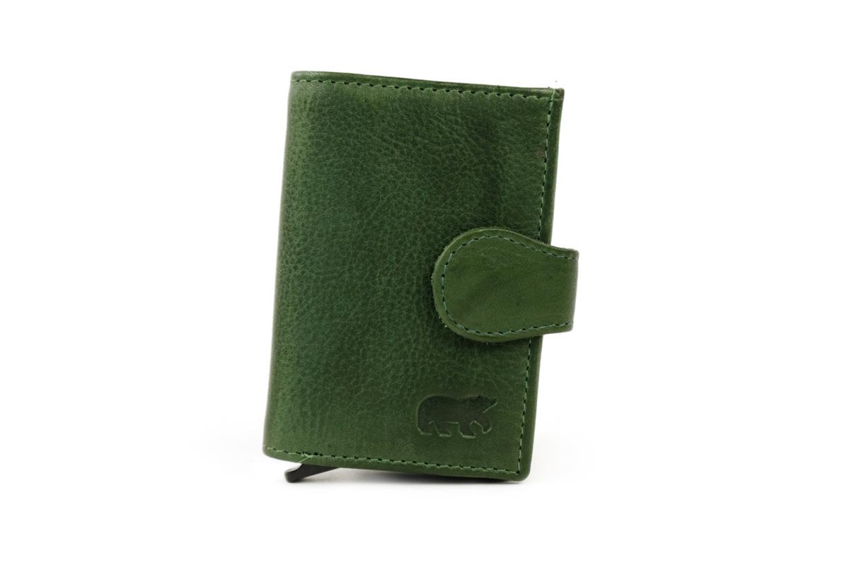 Bear Design Elsie Creditcard Etui Brown &ndash; Compact, stijlvol en praktisch

De Bear Design Elsie creditcard etui Brown is een stijlvol en functioneel accessoire, perfect voor iedereen die zijn pasjes en geld overzichtelijk wil opbergen. Deze leren creditcardhouder combineert een tijdloos design met praktisch gebruiksgemak, zodat je altijd al je belangrijke kaarten binnen handbereik hebt.

Dankzij het compacte formaat past de etui gemakkelijk in je handtas, jaszak of broekzak &ndash; ideaal voor dagelijks gebruik of op reis.

Kenmerken:

Merk: Bear Design

Model: Elsie &ndash; CP 6814 Brown

Kleur: Brown

Materiaal: Hoogwaardig leer

Afmetingen: Hoogte 10 cm x Breedte 7 cm x Diepte 1,5 cm

Indeling:

8 vakjes voor creditcards (8cc)

1 vak voor papiergeld

1 ritsvak voor muntgeld

Waarom kiezen voor de Bear Design Elsie etui?

Compact formaat met verrassend veel opbergruimte

Duurzaam en stijlvol leer met een natuurlijke uitstraling

Handig voor dagelijks gebruik of tijdens het reizen

Past bij elke outfit en tas dankzij de warme cognackleur

Met de Bear Design Elsie creditcard etui kies je voor een combinatie van elegantie, kwaliteit en gebruiksgemak.