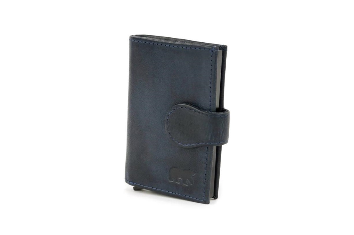 Bear Design Elsie Creditcard Etui Brown &ndash; Compact, stijlvol en praktisch

De Bear Design Elsie creditcard etui Brown is een stijlvol en functioneel accessoire, perfect voor iedereen die zijn pasjes en geld overzichtelijk wil opbergen. Deze leren creditcardhouder combineert een tijdloos design met praktisch gebruiksgemak, zodat je altijd al je belangrijke kaarten binnen handbereik hebt.

Dankzij het compacte formaat past de etui gemakkelijk in je handtas, jaszak of broekzak &ndash; ideaal voor dagelijks gebruik of op reis.

Kenmerken:

Merk: Bear Design

Model: Elsie &ndash; CP 6814 Brown

Kleur: Brown

Materiaal: Hoogwaardig leer

Afmetingen: Hoogte 10 cm x Breedte 7 cm x Diepte 1,5 cm

Indeling:

8 vakjes voor creditcards (8cc)

1 vak voor papiergeld

1 ritsvak voor muntgeld

Waarom kiezen voor de Bear Design Elsie etui?

Compact formaat met verrassend veel opbergruimte

Duurzaam en stijlvol leer met een natuurlijke uitstraling

Handig voor dagelijks gebruik of tijdens het reizen

Past bij elke outfit en tas dankzij de warme cognackleur

Met de Bear Design Elsie creditcard etui kies je voor een combinatie van elegantie, kwaliteit en gebruiksgemak.