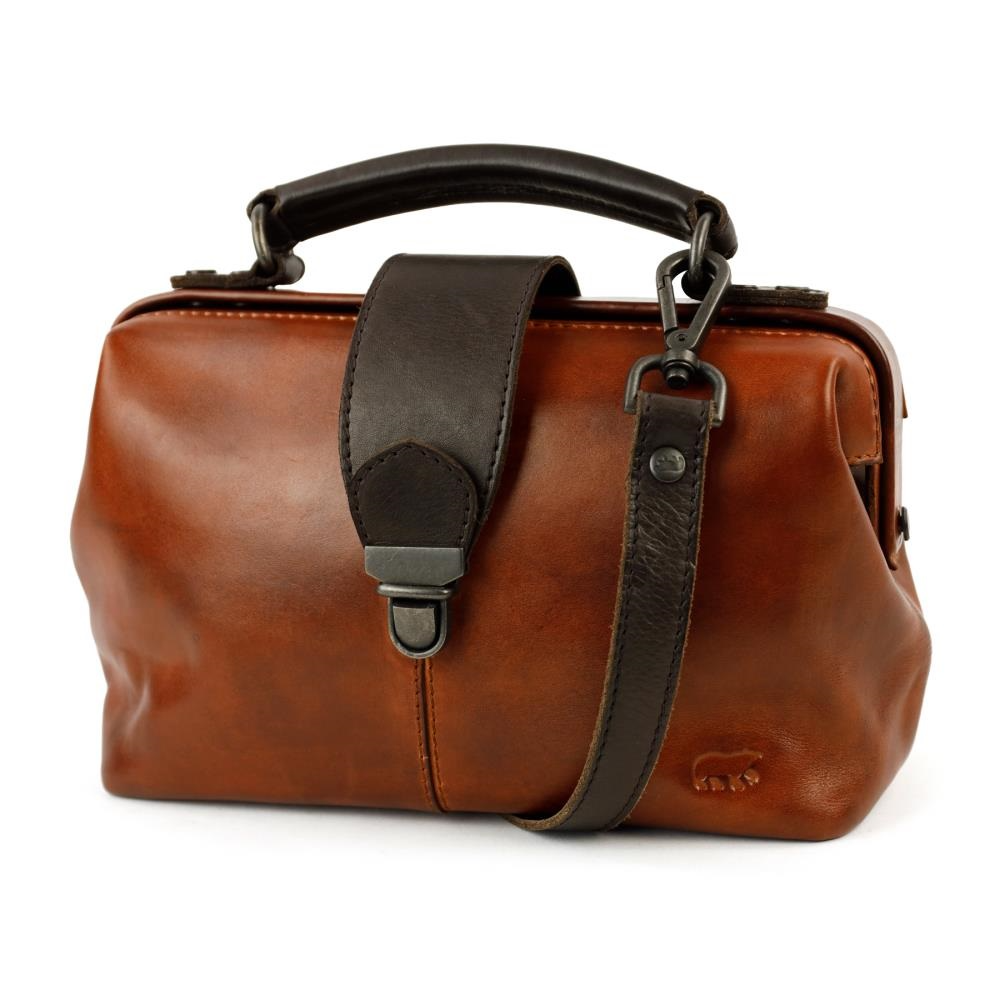 BearDesign Julia Crossbody Tas &ndash; Cognac met Bruin accenten Leer
De BearDesign Julia crossbody tas is een stijlvolle must-have voor elke dag. Gemaakt van soepel, hoogwaardig zwart leer en voorzien van een luxe beugelsluiting met kliksluiting, combineert deze tas elegantie met gebruiksgemak.

✔️ Afneembare en verstelbare schouderriem &ndash; draag als schoudertas of crossbody
✔️ Ruim hoofdvak met praktische indeling
✔️ Diverse binnen- en buitenvakken &ndash; ideaal voor telefoon, pasjes, sleutels en meer
✔️ Sluit stevig af met een klassieke beugelsluiting voor een vintage look
✔️ Gemaakt van duurzaam en tijdloos leer &ndash; past bij elke outfit

Afmetingen:
16 cm (hoogte) x 23 cm (breedte) x 9,5 cm (diepte)

Waarom kiezen voor de Julia tas van BearDesign?

Compact &eacute;n verrassend ruim
Luxe uitstraling met praktische indeling
Perfect voor dagelijks gebruik of een avondje uit
Draagbaar op meerdere manieren dankzij de verstelbare riem
