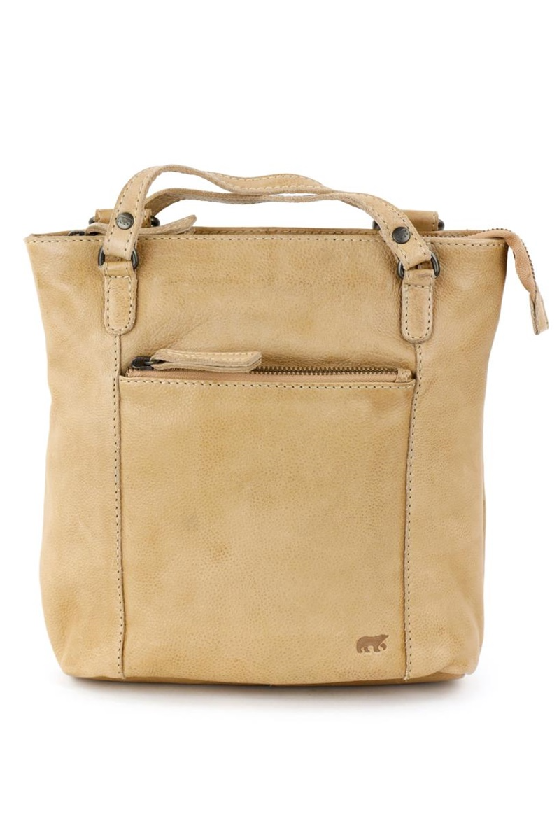 De BearDesign Sandy rugzak in het Baltic Beige heeft een compact formaat met een handig voorvak en verstelbare schouderbanden. De tas is gemaakt van stevig materiaal en heeft een vrolijke uitstraling. Draag de rugzak comfortabel op de rug voor een trendy look. Perfect voor dagelijks gebruik of tijdens een uitstapje. Stijlvol en praktisch!
Shopper of rugzak? U kunt kiezen hoe deze soepel lederen tas gedragen dient te worden. Tas is voorzien van toprits, achterrits en voorrits. Binnenkant is									
voorzien van steekvak en binnen ritsvak. 

Afmeting 29 x 24 x 11cm