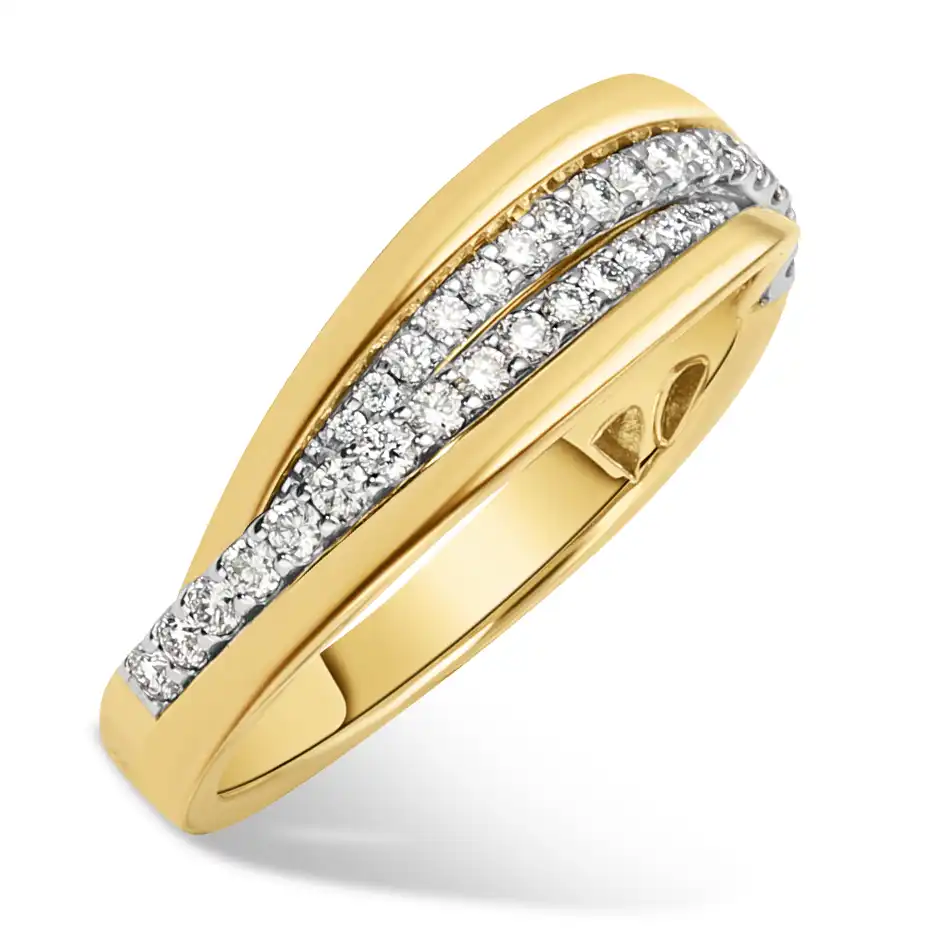 Een 14 krt geelgouden ring cross over met 34 diamantjes totaal 0.35 crt H SI.