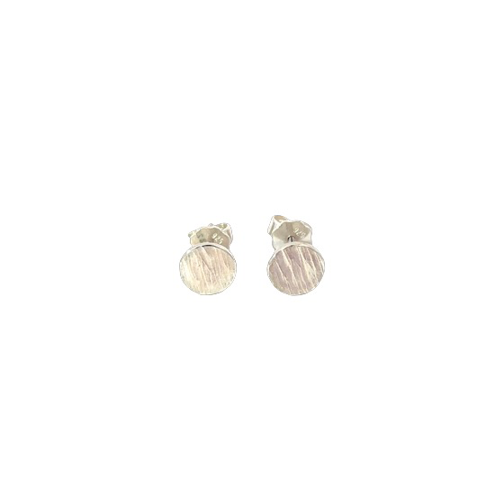 Der Ohrstecker Silber rund,ist ein eleganter Schmuck in der Kategorie JEWEL, speziell als STUD_EARRINGS gelistet. Dieser Ohrstecker besticht durch sein zeitloses Design und edles Silbermaterial. Perfekt f&uuml;r t&auml;gliches Tragen oder besondere Anl&auml;sse, l&auml;sst er sich ideal sowohl zu l&auml;ssigen als auch eleganten Outfits kombinieren.