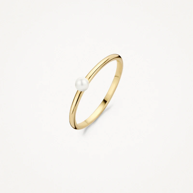 Een prachtige zoetwaterparel siert deze elegante ring van 14k geelgoud. De band is 1,4 mm breed en de parel een doorsnede van 3,5 mm. Mooi om op zichzelf te dragen of om te combineren met andere sieraden uit onze collectie.