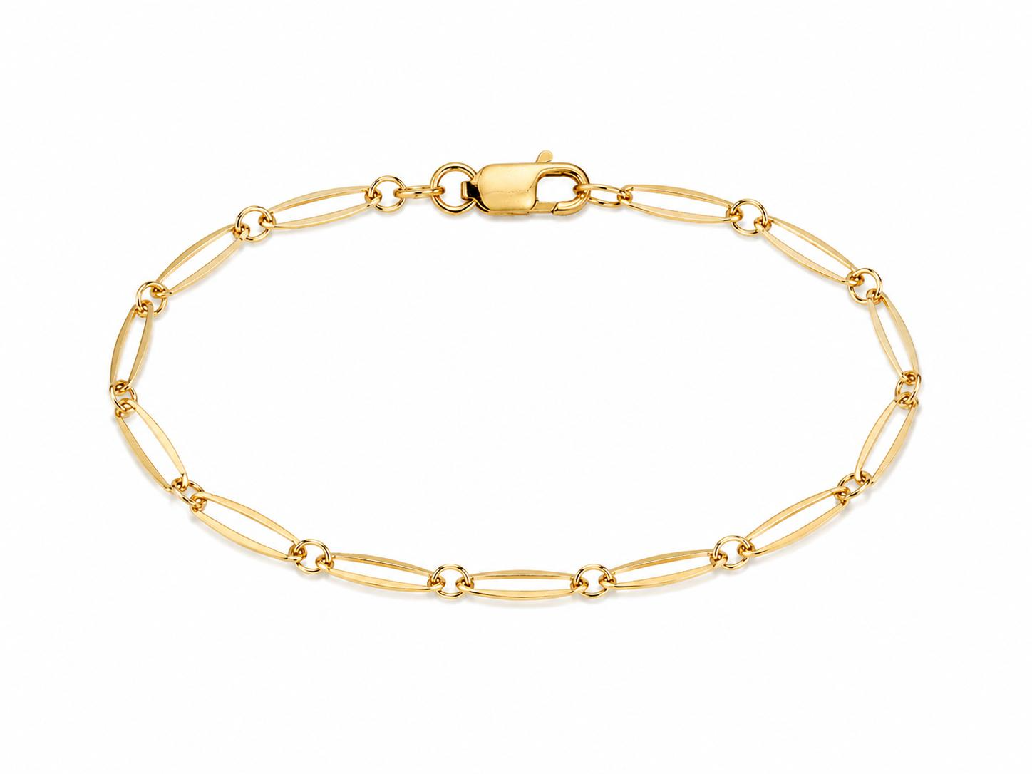 De Closed for Ever armband is een elegante geelgouden armband van 14 karaat goud, met een stevige karabijnsluiting. Deze stijlvolle armband van 20 cm is perfect om dagelijks gedragen te worden of voor speciale gelegenheden. Draag het solo voor een subtiele glans of combineer met andere armbanden voor een opvallende look.