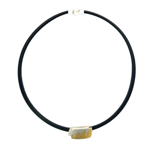  Diese elegante Halskette aus Kautschuk misst 400 mm und f&auml;llt in die Kategorie Schmuck, speziell als Halskette gestaltet. Tragen Sie dieses Schmuckst&uuml;ck elegant zu einem Abendkleid oder l&auml;ssig zu einer Bluse, um Ihren Look zu vervollst&auml;ndigen. Ein vielseitiges Accessoire f&uuml;r jeden Anlass!