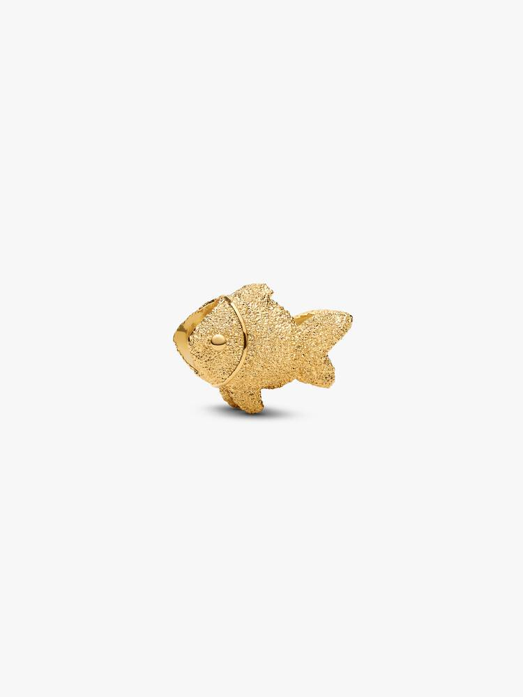 Ga met de stroom mee. Deze vergulde minibedel in de vorm van een vis glinstert met een diamantpuntstructuur en symboliseert vrijheid en kalme energie.