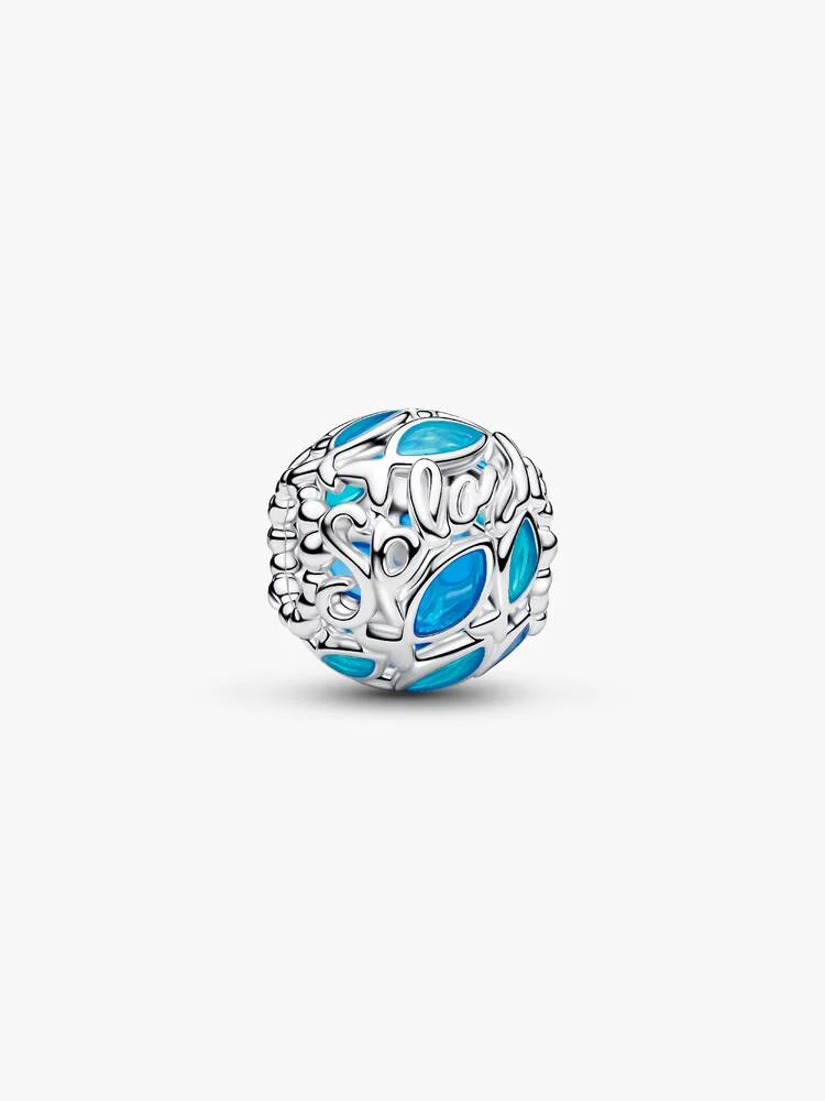 Duik in het blauw. Deze bedel in sterlingzilver combineert opengewerkte vissen met een achtergrond van blauwe emaille, ge&iuml;nspireerd op beweging, licht en de energie van de zomer.