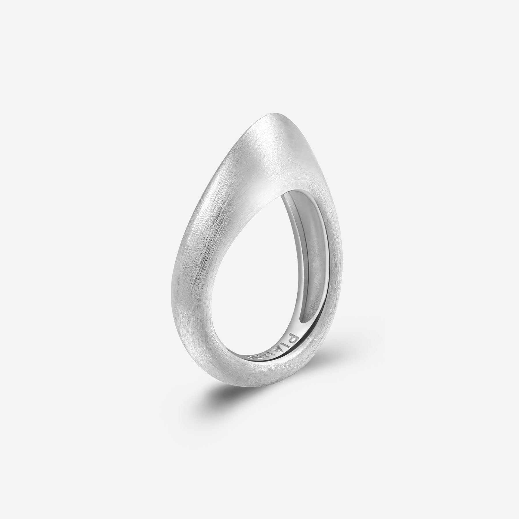 De Zilveren Pianegonda Conversus Ring, modelnummer PCNR04A, is een elegante zilverkleurige ring gemaakt van 925 sterlingzilver. Met een juweelmaat van 52 en in nieuwstaat, is deze ring een verfijnde toevoeging aan elke sieradencollectie. Perfect te dragen als statement stuk op de ring- of middelvinger, geschikt voor zowel casual als formele gelegenheden.