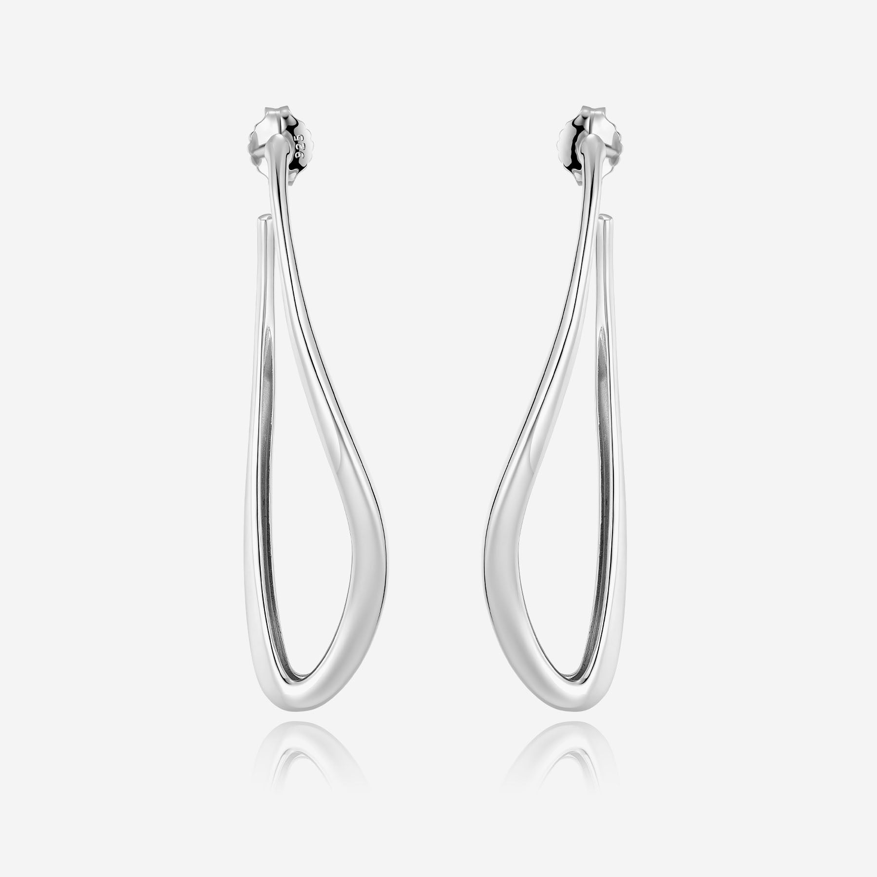 De Zilveren Pianegonda Conversus Oorhangers model PCNE01 zijn elegante hoepeloorbellen van 925 sterling zilver. Met een diameter van 60 mm stralen ze subtiele verfijning uit in een zilverkleurige afwerking. Perfect voor een chique avondje uit of formele gelegenheden. Combineer ze met een opgestoken kapsel of een elegante jurk om hun glans maximaal tot zijn recht te laten komen.