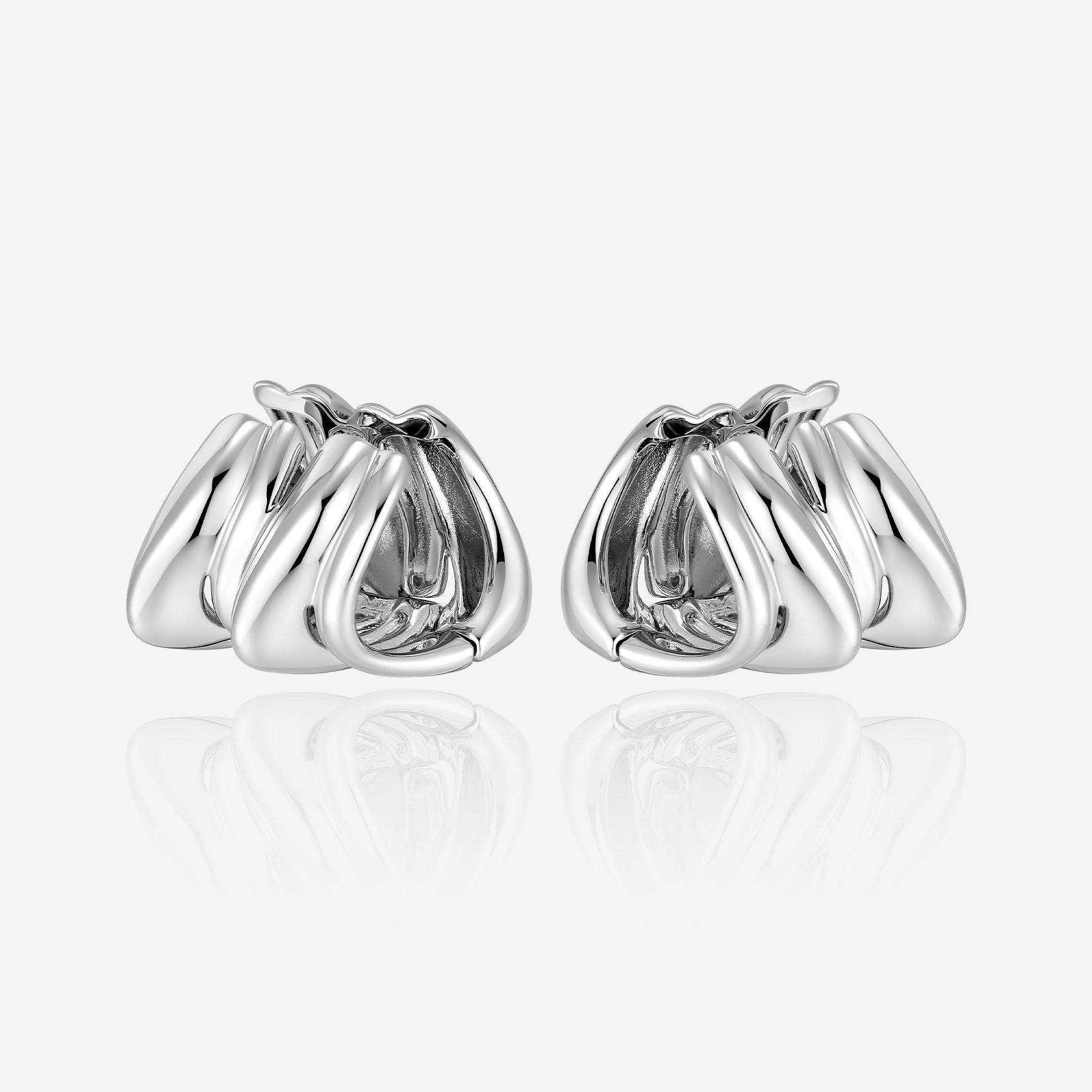 De Zilveren Pianegonda Conversus Oorbellen (modelnummer: PCNE03) zijn elegante creolen van nieuwstaat, vervaardigd uit hoogwaardig 925 sterling zilver. Deze zilverkleurige juwelen met een diameter van 20 mm zijn perfect voor elke gelegenheid. Combineer ze met zilveren accessoires voor een verfijnde uitstraling. Ideaal voor zowel dagelijks gebruik als speciale gelegenheden.