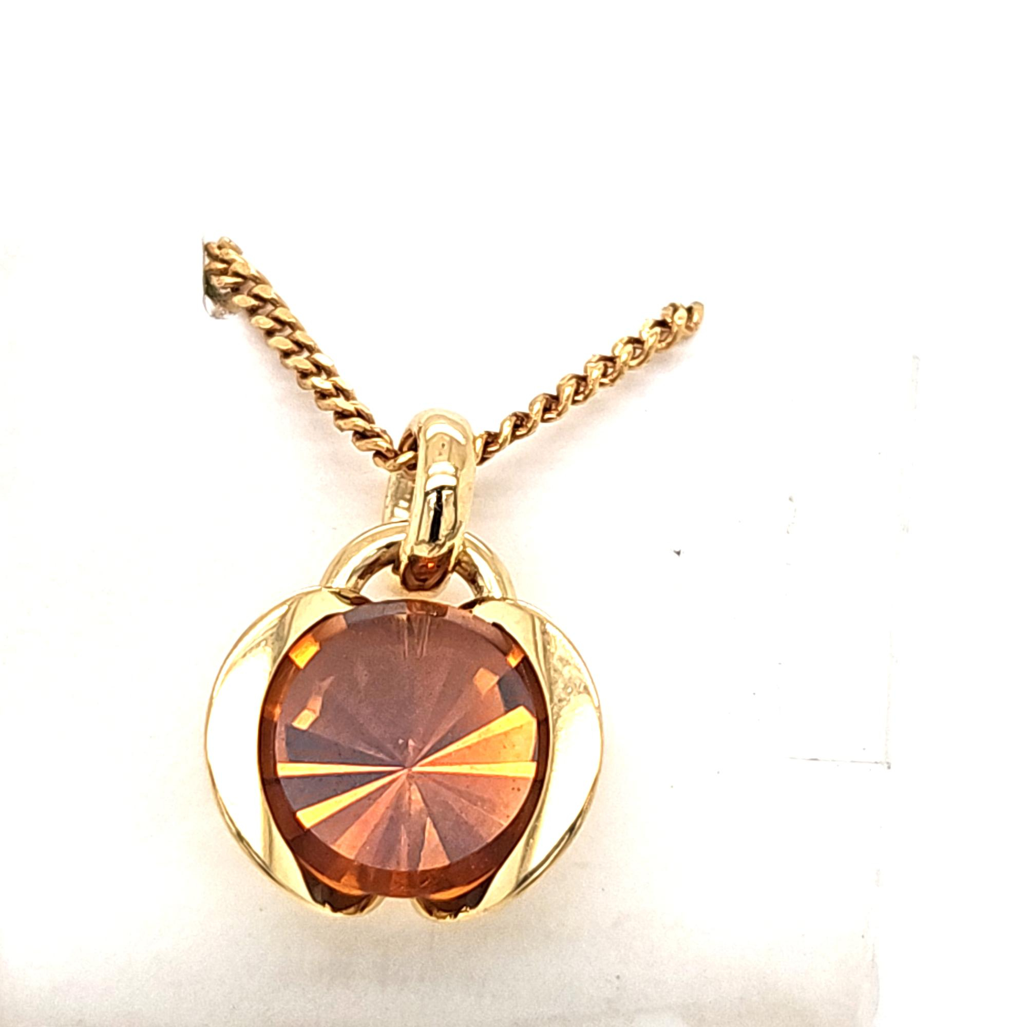 Anh&auml;nger Gold 750 Madeir4a Citrin Sun+Spiegelschliff 10mm (Modellnummer CAES05MCG) ist ein elegantes Schmuckst&uuml;ck. Gefertigt aus hochwertigem 750er Gold und verziert mit einem funkelnden Madeir4a Citrin. Perfekt als Farbstein-Anh&auml;nger f&uuml;r jeden Stil. Tragen Sie ihn mit einer d&uuml;nnen Goldkette f&uuml;r einen subtilen, aber eindrucksvollen Look. Ideal f&uuml;r elegante Anl&auml;sse und den t&auml;glichen Gebrauch.