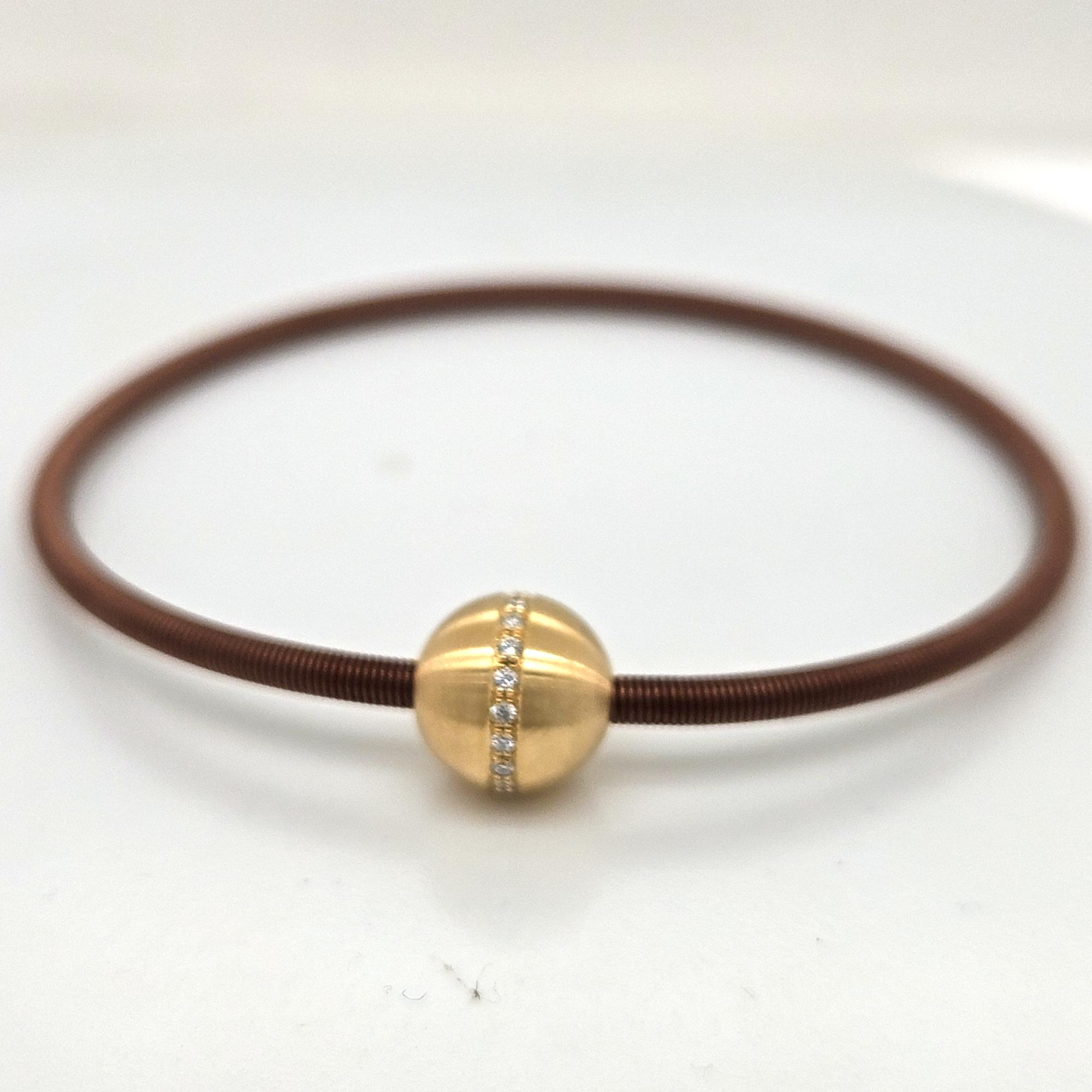 Der Armreif Gold 750 19 Dia, Modellnummer DA02GVB, ist ein luxuri&ouml;ser Schmuck in der Kategorie JEWEL, speziell ein YELLOW_GOLDEN BRACELET. Dieser Armreif besticht durch seine exquisite Verarbeitung und enth&auml;lt 19 funkelnde Diamanten. Tragen Sie ihn als elegantes Highlight zu formellen Anl&auml;ssen oder kombinieren Sie ihn mit weiteren Goldschmuckst&uuml;cken f&uuml;r einen glamour&ouml;sen Look.