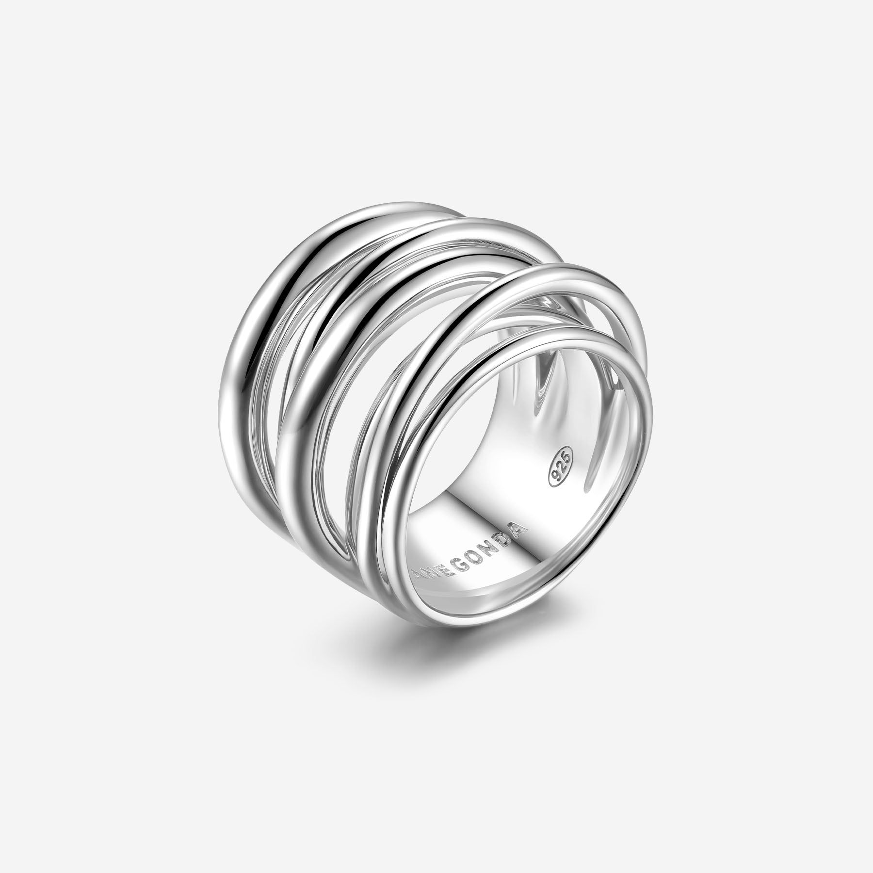 De Zilveren Pianegonda Vinctum Ring, modelnummer PINR03E, is een elegante ring van 925 sterling zilver, maat 58, met een zilverkleurige uitstraling. Perfect voor elke gelegenheid, en voegt een vleugje klasse toe aan je outfit. Draag hem solo voor een subtiele look, of combineer met andere sieraden voor een gedurfde stijl. Nieuwstaat zorgt voor glans.