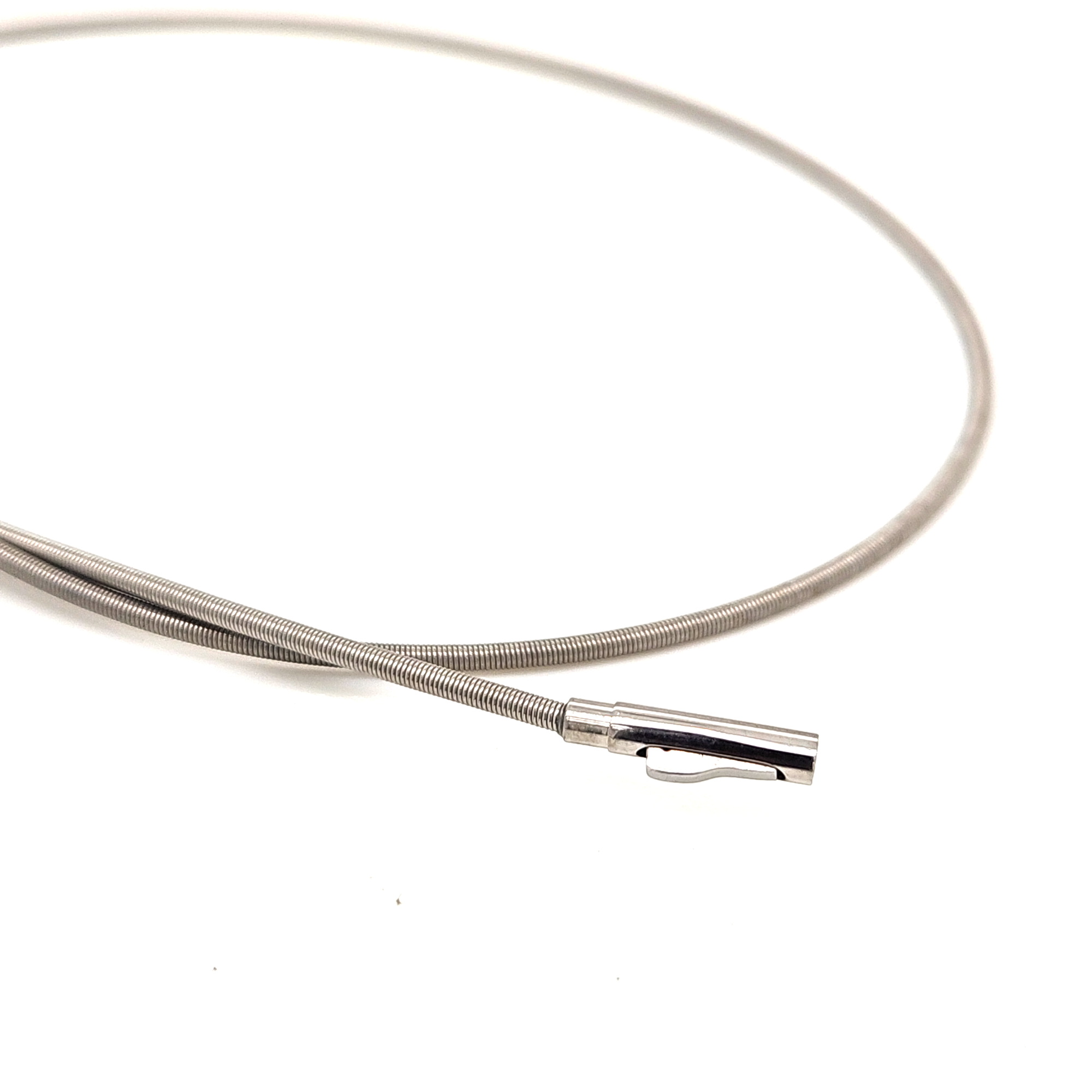 Die Edelstahlspirale 42 cm, Modellnummer EE42, ist eine elegante Halskette der Kategorie JEWEL mit einer L&auml;nge von 420 mm. Perfekt f&uuml;r das Tragen zu besonderen Anl&auml;ssen oder im Alltag, zeichnet sie sich durch ihr stilvolles Design aus. Tragen Sie sie als Statement-Piece &uuml;ber einem schlichten Oberteil, um ihren Glanz hervorzuheben.