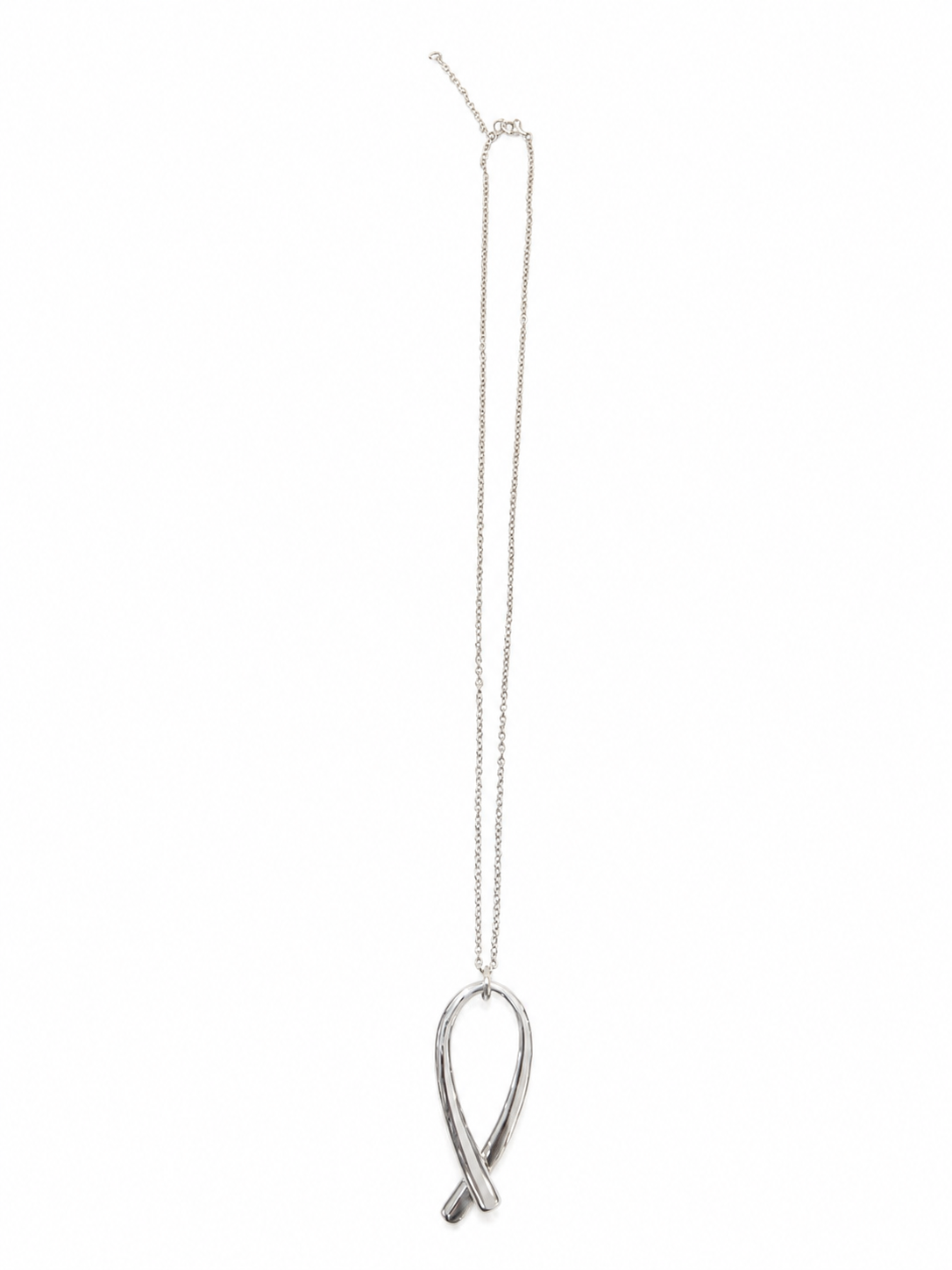 De Glow Collier Chunky Chic Zilver, modelnummer 102067745, is een elegante NECKLACE van 550 mm, gemaakt van 925 sterling zilver met een zilverkleurige afwerking. Draag deze opvallende ketting over een eenvoudige top of jurk voor een stijlvolle uitstraling. Perfect voor zowel dagelijks gebruik als speciale gelegenheden. Voeg een vleugje verfijning toe aan elke outfit.