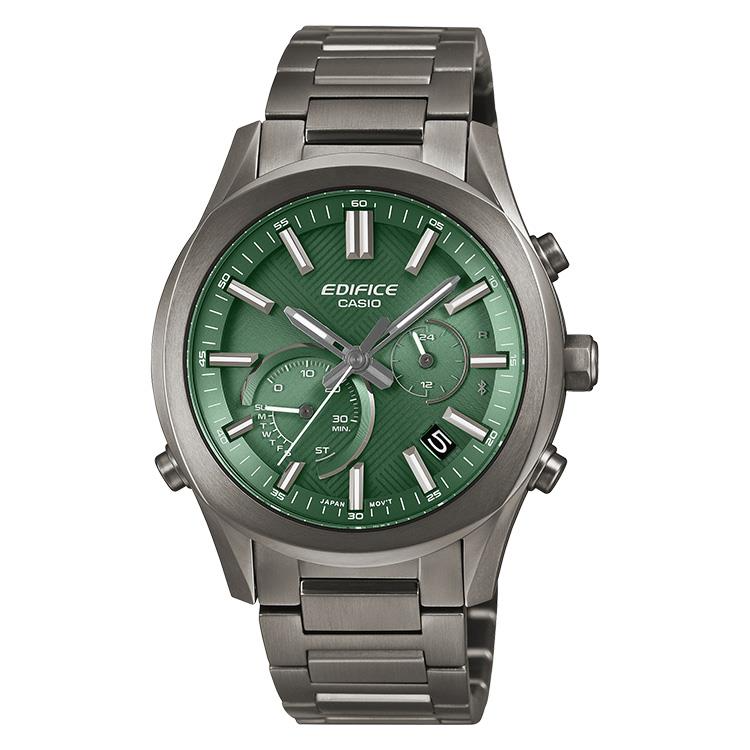 Ga voor Speed & Intelligence met de EQB-1300 vlaggenschip EDIFICE chronograaf - de belichaming van intelligente functionele schoonheid en rijplezier. 

Met een dikte van slechts 9,5 mm en een diameter van 39,5 mm biedt de slanke, compacte kast een comfortabele pasvorm en een strakke, verfijnde aanwezigheid om de pols. 

De wijzerplaat heeft een textuur die doet denken aan het interieur van een high-end auto, met verhoogde indexen en de machinaal afgewerkte roestvrijstalen ring die de opvallende, glanzende, elegante look versterken. 

Deze EDIFICE is een studie in degelijkheid, met massief roestvrijstalen kast, H-link horlogeband en gesp gemaakt om de substanti&euml;le, verfijnde look en het gevoel van metaal te benadrukken. 

Als het aankomt op functie, levert dit uurwerk dat ook. Synchroniseren met je smartphone via Bluetooth&reg; is een fluitje van een cent. Gebruik de Smartphone Link app voor nauwkeurige tijdregistratie en beheer moeiteloos Phone Finder en Time & Place, en automatische updates voor zomertijd. De speciale app maakt het beheren van zelfs complexe instellingen eenvoudig en intu&iuml;tief. Met Tough Solar voor een stabiele werking van de functies, saffierglas, 10-bar waterdichtheid, chronograaf en full-autokalender, neemt dit horloge je met gemak mee van alledaagse casual en zakelijke ontmoetingen tot rijavonturen. 

De EQB-1300 brengt prachtige afwerkingen en geavanceerde functies samen in een uurwerk voor mensen die toegewijd zijn aan het nastreven van snelheid en intelligentie.