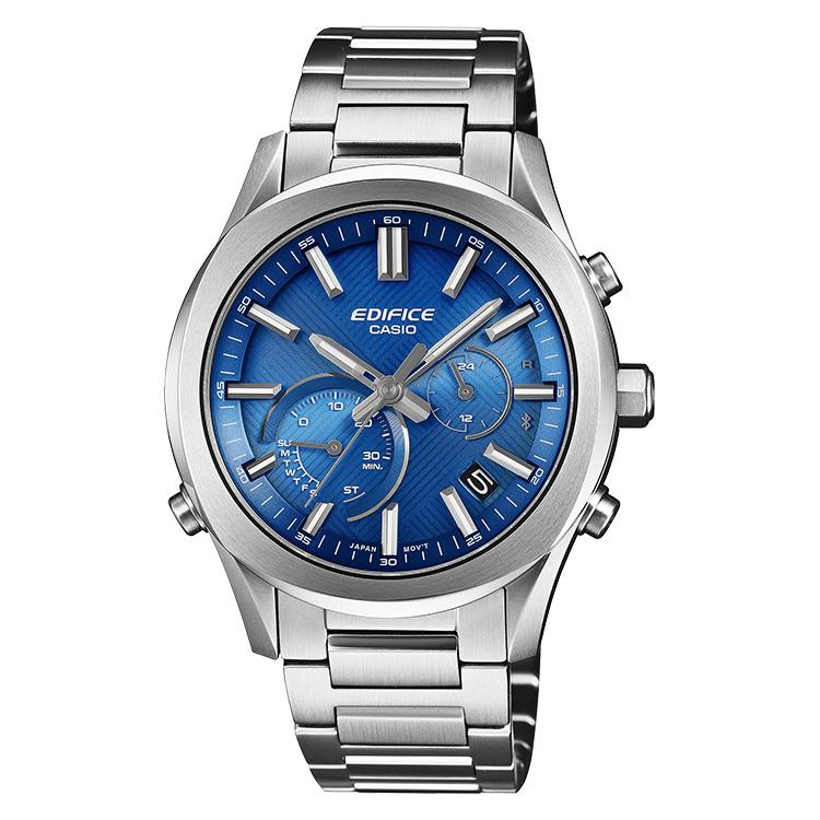 Ga voor Speed & Intelligence met de EQB-1300 vlaggenschip EDIFICE chronograaf - de belichaming van intelligente functionele schoonheid en rijplezier. 

Met een dikte van slechts 9,5 mm en een diameter van 39,5 mm biedt de slanke, compacte kast een comfortabele pasvorm en een strakke, verfijnde aanwezigheid om de pols. 

De wijzerplaat heeft een textuur die doet denken aan het interieur van een high-end auto, met verhoogde indexen en de machinaal afgewerkte roestvrijstalen ring die de opvallende, glanzende, elegante look versterken. 

Deze EDIFICE is een studie in degelijkheid, met massief roestvrijstalen kast, H-link horlogeband en gesp gemaakt om de substanti&euml;le, verfijnde look en het gevoel van metaal te benadrukken. 

Als het aankomt op functie, levert dit uurwerk dat ook. Synchroniseren met je smartphone via Bluetooth&reg; is een fluitje van een cent. Gebruik de Smartphone Link app voor nauwkeurige tijdregistratie en beheer moeiteloos Phone Finder en Time & Place, en automatische updates voor zomertijd. De speciale app maakt het beheren van zelfs complexe instellingen eenvoudig en intu&iuml;tief. Met Tough Solar voor een stabiele werking van de functies, saffierglas, 10-bar waterdichtheid, chronograaf en full-autokalender, neemt dit horloge je met gemak mee van alledaagse casual en zakelijke ontmoetingen tot rijavonturen. 

De EQB-1300 brengt prachtige afwerkingen en geavanceerde functies samen in een uurwerk voor mensen die toegewijd zijn aan het nastreven van snelheid en intelligentie.