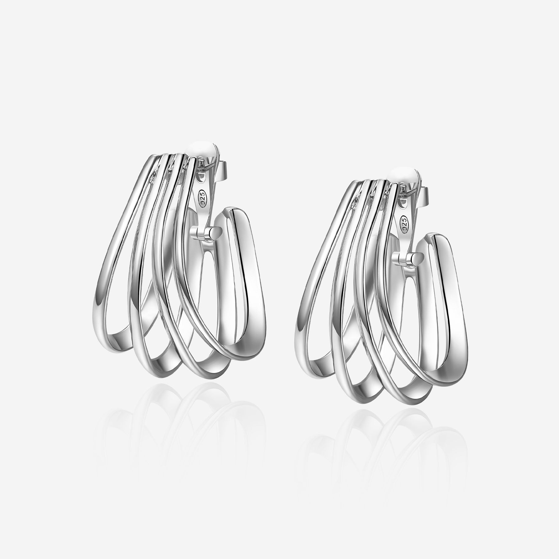 De Zilveren Pianegonda Tecum Oorbellen (modelnummer PCME06) zijn nieuwe creolen, vervaardigd van 925 sterling zilver, en hebben een zilverkleurige afwerking. Met een doorsnede van 30 mm zijn ze elegant en tijdloos. Draag deze oorbellen bij zowel casual als formele gelegenheden voor een verfijnde uitstraling. Combineer met andere zilveren sieraden voor een harmonieuze look.