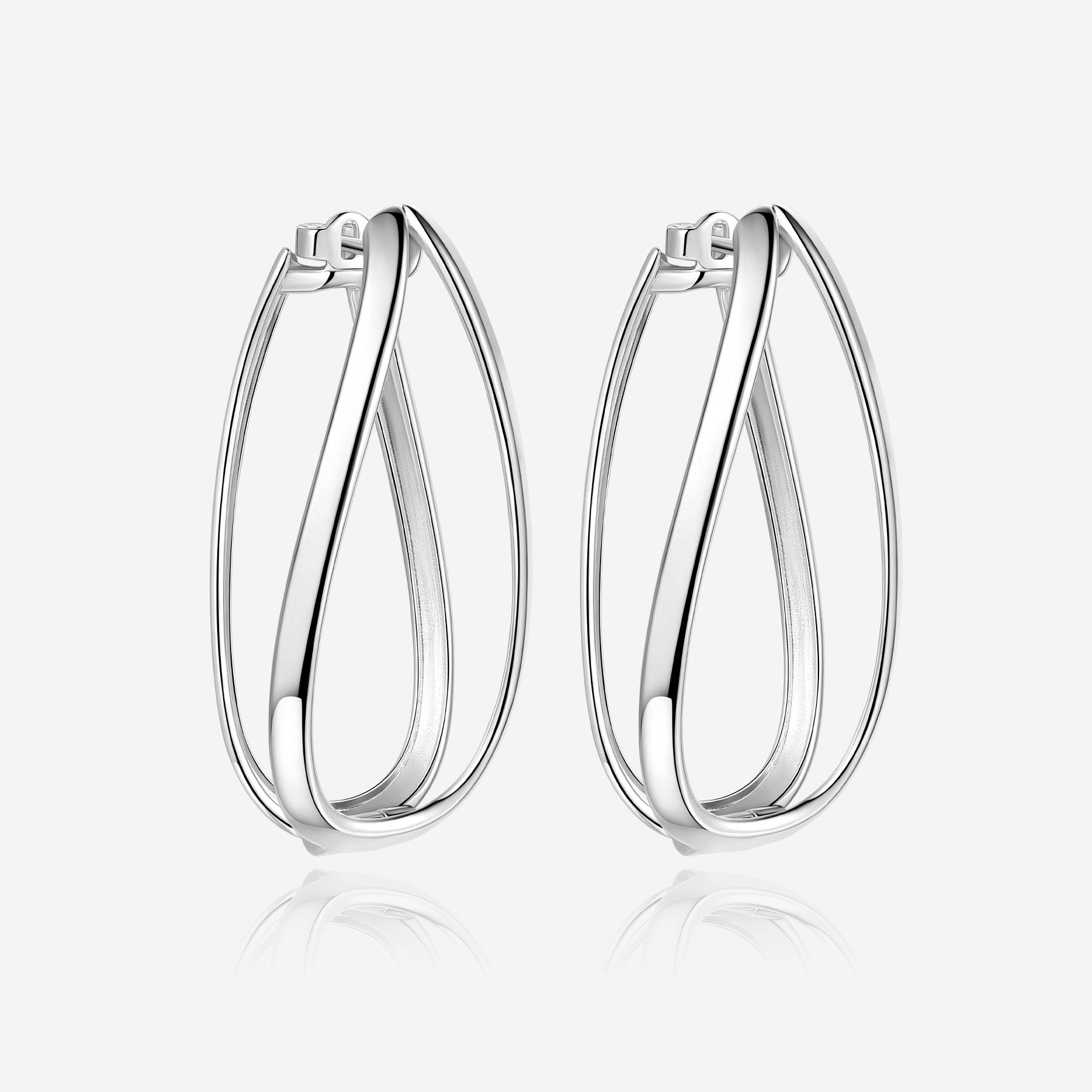 De Zilveren Pianegonda Tecum Oorbellen (modelnummer PCME01) zijn luxe creolen van 45 mm in zilverkleur. Gemaakt van hoogwaardig 925 sterlingzilver, zijn ze een stijlvolle toevoeging aan elke outfit. Perfect voor zowel dagelijks gebruik als speciale gelegenheden. Draag ze met opgeheven haar om hun elegante glans te accentueren en je look compleet te maken. Nieuw en ongedragen.