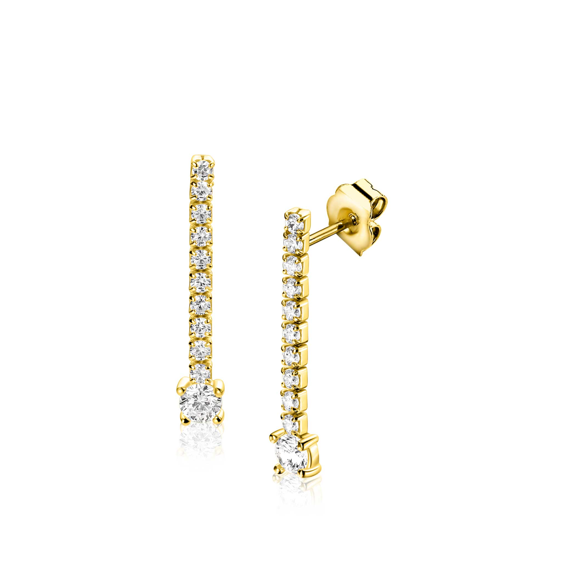 ZINZI gold plated zilveren tennis oorstekers (26mm) bezet met witte zirkonia's. Een elegante rij fonkelende zirkonia's eindigt in een grotere witte zirkonia voor een luxueuze tennislook vol schittering. Vervaardigd van eerste gehalte zilver (925) en extra geelverguld.