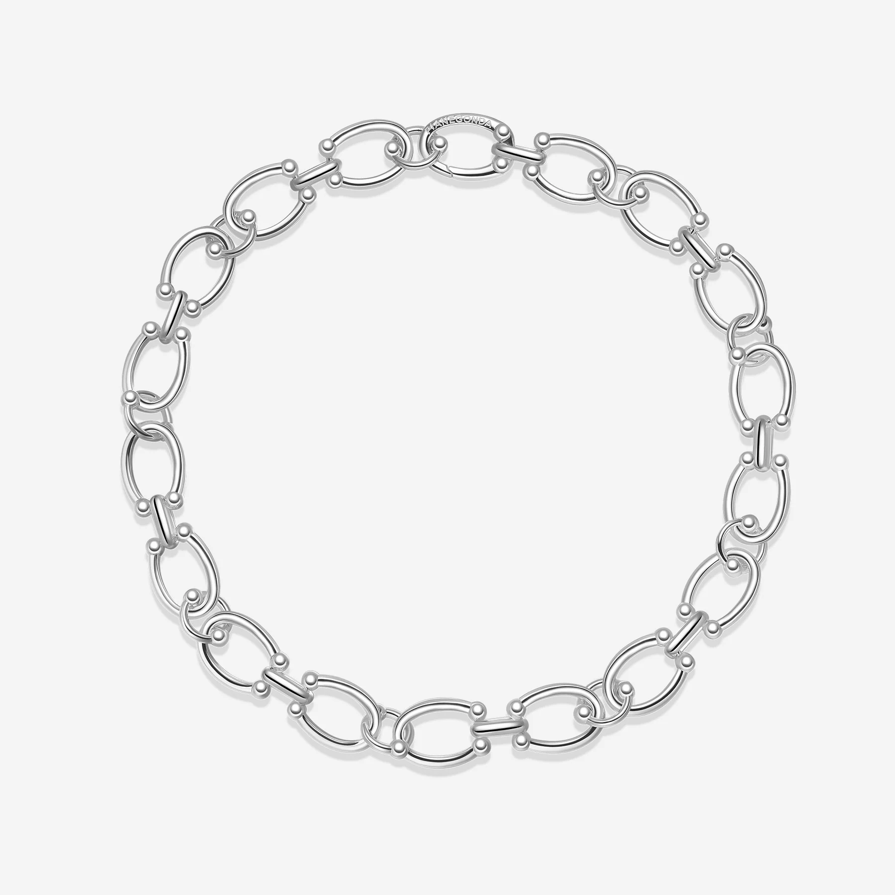De Zilveren Pianegonda Short Chain Collier - PSON03 is een elegant sieraad van 925 sterling zilver, perfect voor elke gelegenheid. Met een lengte van 450 mm past het subtiel rond de hals. De zilverkleur geeft een tijdloze uitstraling. Draag het met een open halslijn om de sierlijke eenvoud en glans te accentueren. Geschikt voor zowel casual als formele kledingstijlen.