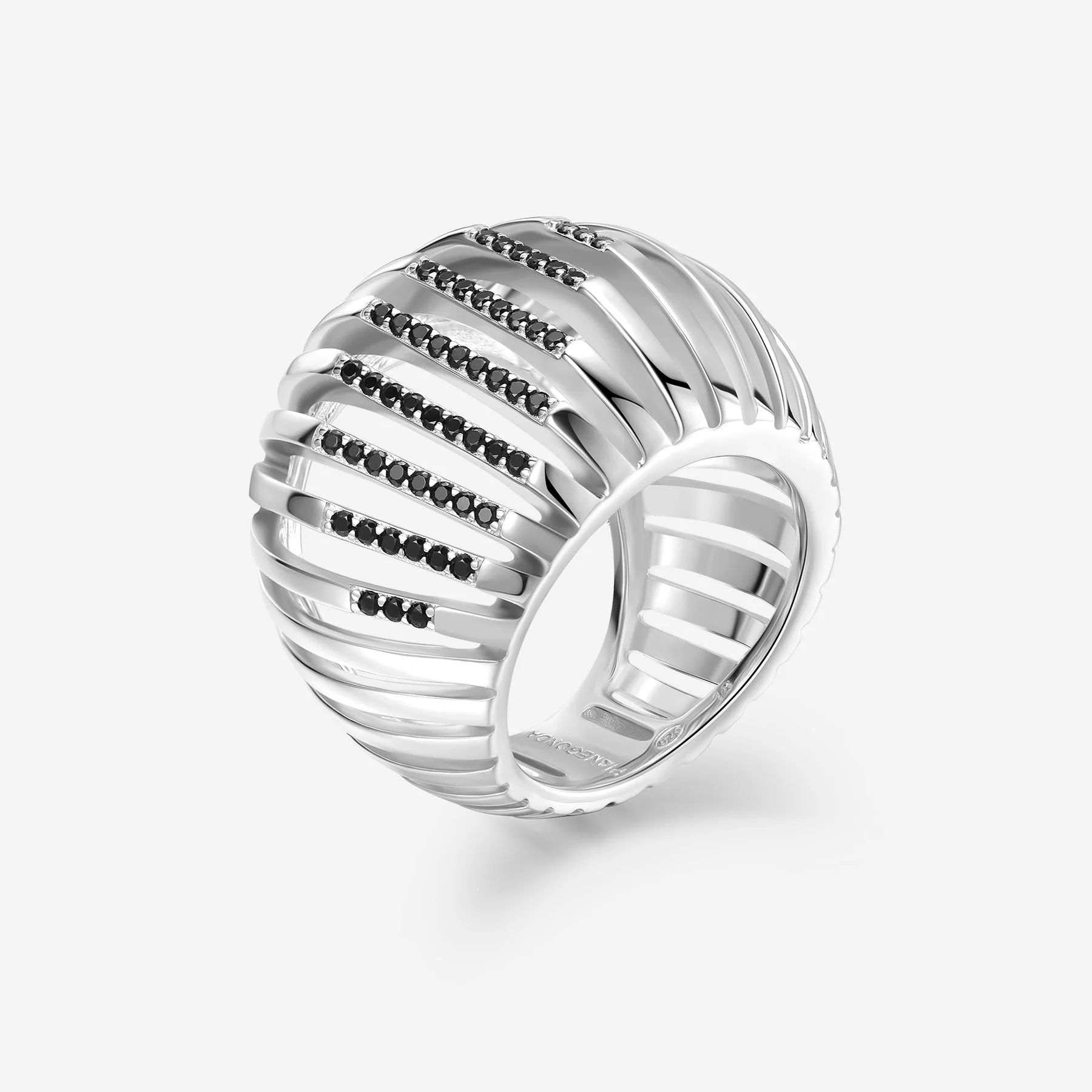 De Zilveren Pianegonda Dorifora Ring - PDOR03C is een verfijnde zilveren ring, vervaardigd van 925 sterling zilver. Met een maat van 56 is deze ring een elegante toevoeging aan elke sieradencollectie. Draag deze sprankelende zilverkleurige ring alleen voor een subtiele look of combineer met andere sieraden voor een opvallend statement. Perfect voor elke gelegenheid.