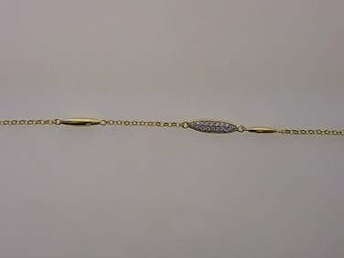 Das Armband GP Zirkonia 17+2 cm, Modellnummer 26-304, geh&ouml;rt zur Kategorie Schmuck und ist ein elegantes Armband mit einer L&auml;nge von 19 cm. Perfekt f&uuml;r den stilvollen Alltagslook, kann es allein oder mit anderen Armb&auml;ndern kombiniert getragen werden. Optimal f&uuml;r Handgelenke mit einem Umfang von 17-19 cm. Ideal f&uuml;r besondere Anl&auml;sse oder als Geschenk.
