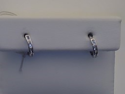Nat&uuml;rlich! Hier ist eine Beschreibung f&uuml;r Ihre Produktseite:

Dieses Paar Creolen aus Silber mit dem Modellnummer 26-333 zeichnet sich durch funkelnde Zirkonia-Steine aus und geh&ouml;rt zur Kategorie "Schmuck". Als stilvolle Kreolen eignen sie sich perfekt f&uuml;r besondere Anl&auml;sse oder als elegantes Alltagsaccessoire. Tragen Sie sie zu hochgesteckten Frisuren, um ihren Glanz optimal zur Geltung zu bringen.