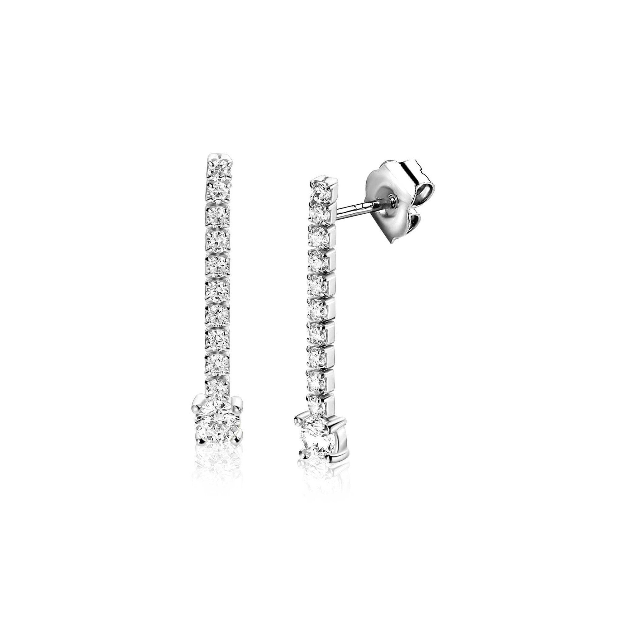 ZINZI zilveren tennis oorstekers (26mm) bezet met witte zirkonia's. Een elegante rij fonkelende zirkonia's eindigt in een grotere witte zirkonia voor een luxueuze tennislook vol schittering. Vervaardigd van eerste gehalte zilver (925) en voorzien van een extra rodiumlaag voor een langdurige glans.