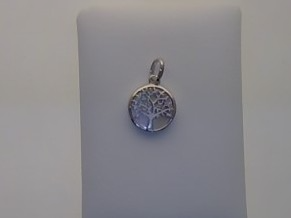 Der Anh&auml;nger Silber Lebensbaum Perlmutt, Modellnummer 26-329, ist ein elegantes Schmuckst&uuml;ck in der Kategorie JEWEL und vom Typ PENDANT. Er besticht durch sein feines Silberdesign und das eingelegte Perlmutt. Perfekt kombinierbar mit einer Silber- oder Lederkette, verleiht er jedem Outfit eine mystische und edle Note. Ideal f&uuml;r den t&auml;glichen Gebrauch oder besondere Anl&auml;sse.